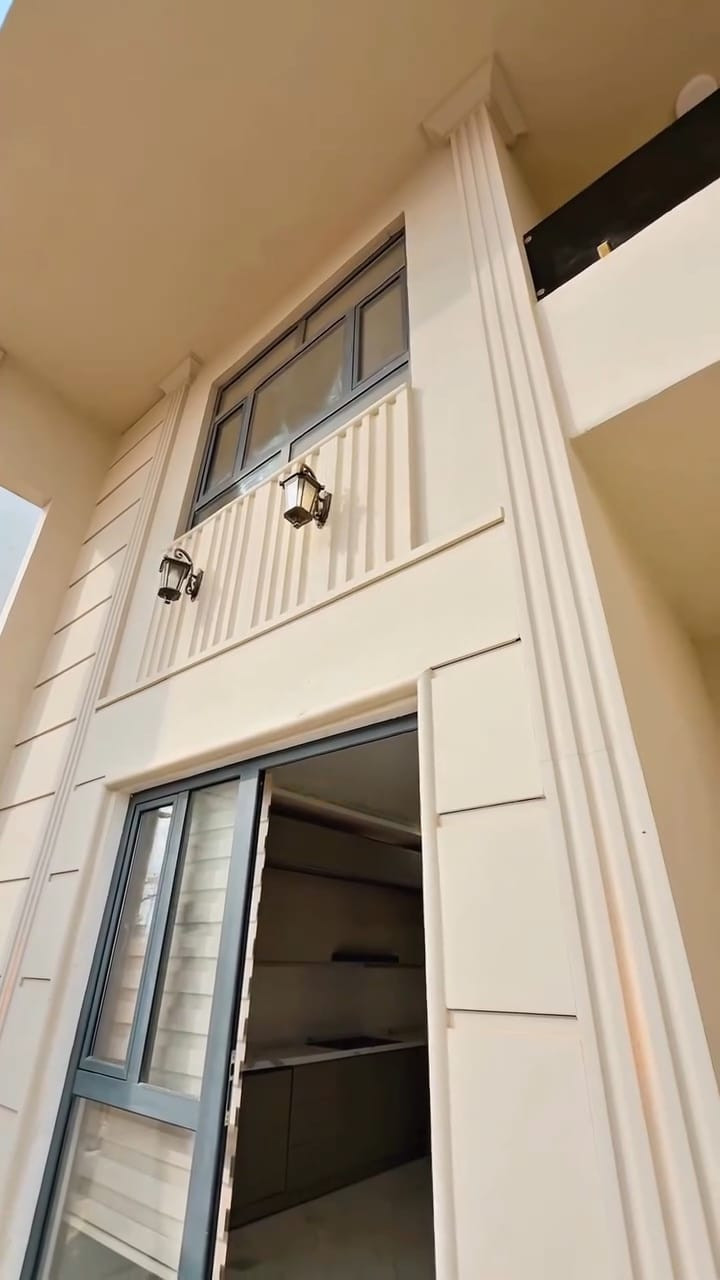 🔥 فرصة مميزة في المربع الثاني مجمع الأميرات 2 السكني 
دار 300م² – مقدمة + المبلغ المتبقي 125 مليون للمصرف 
 
📍موقع تجاري: ركن – شارع بعرض 20 متر على 12 – امتداد سنتر والحديقة 

مواصفات الدار:
• طابقين – بناء درجة أولى – 4 غرف نوم واسعة
• صالة كبيرة – استقبال كبير جدًا – مطبخ
• صحيات – كراج سيارة – حديقة 🌿

📌 المبلغ المتبقي أقساط للمصرف + المنطقة مسكونة بالكامل 

📞 للتواصل واتساب أو اتصال مباشر:
💬 أرسل رسالة واتساب – ستيم الرد عليك 
***********
***********
