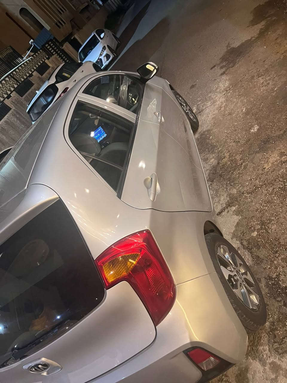 السلام عليكم بيكانتو 2016 محرك 1400 السياره حلوه وجهازه مابيه نقص مكينه كير خير من الله بيه صبغ جاملغ وباب وجاملغ الثاني خلفيات اثر شخوط بيع او مراوس مكان السياره حي العدل السعر 83 وبيه مجال بسيط للاتصال ***********
