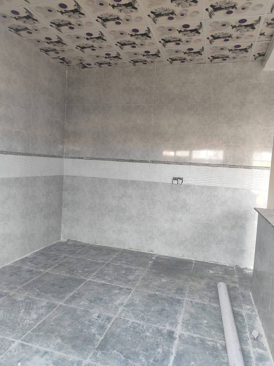 تحية طيبة يوجد لدينا بيت مساحة 100متر مربع 10في10
سعر 45مليون تسليم مباشر في ابو خصيب ابو جوزي يبعد كيلو عن الشارع السايدين يحتوي على غرف نوم و صاله و مطبخ و صحيات و ستقبال 
نوع العقار وقف وقف سني مسجل 
ستفسار ابو عباس ***********
