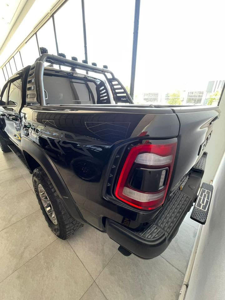 ديناصور رام TRX2024  ( هيلكات ) 702 HP

فول فول مواصفات العداد: 29 الف ميل 

سياره لون اسود مكفوله كفاله عامه سياره جديده  

المحرك: V8 – 6.2 لتر Hellcat Supercharged – قوة 702 حصان

الفئة: فول – أعلى فئة بالمواصفات

المواصفات ناقل حركة أوتوماتيك 8 سرعات

نظام دفع رباعي 4WD

تعليق رياضي مخصص للأوف رود مع نظام Bilstein Black Hawk e2

مقاعد جلد فاخرة مع تطريز TRX

مقاعد أمامية كهربائية مع تبريد وتدفئة

شاشة وسطية 12 إنج تعمل باللمس مع نظام Uconnect

نظام ملاحة مع خرائط الشرق الأوسط

كاميرات 360 درجة + كاميرا خلفية عالية الدقة

حساسات أمامية وخلفية

رادارات أمامية مع نظام تجنب التصادم

نظام تثبيت سرعة متكيف (Adaptive Cruise Control)

ستيرن كهربائي متعدد الأوضاع

نظام صوتي Harman Kardon بـ 19 سماعة

فتحة سقف بانوراما

شحن لاسلكي + مداخل USB Type-C

بصمة تشغيل + دخول ذكي

إنارة LED أمامية وخلفية مع نهارية

أوضاع قيادة متعددة (Sport – Baja – Snow – Mud – Rock – Auto – Tow)

نظام Launch Control

سعة سحب عالية تفوق 8,000 باوند

خطافات سحب أمامية وخلفية

جنوط أصلية TRX مع تايرات لجميع التضاريس

دبل إلكتروني مع دفرنش خلفي محدود الانزلاق

عدة كاملة + اسبير حجم كبير 

رقمي ***********
