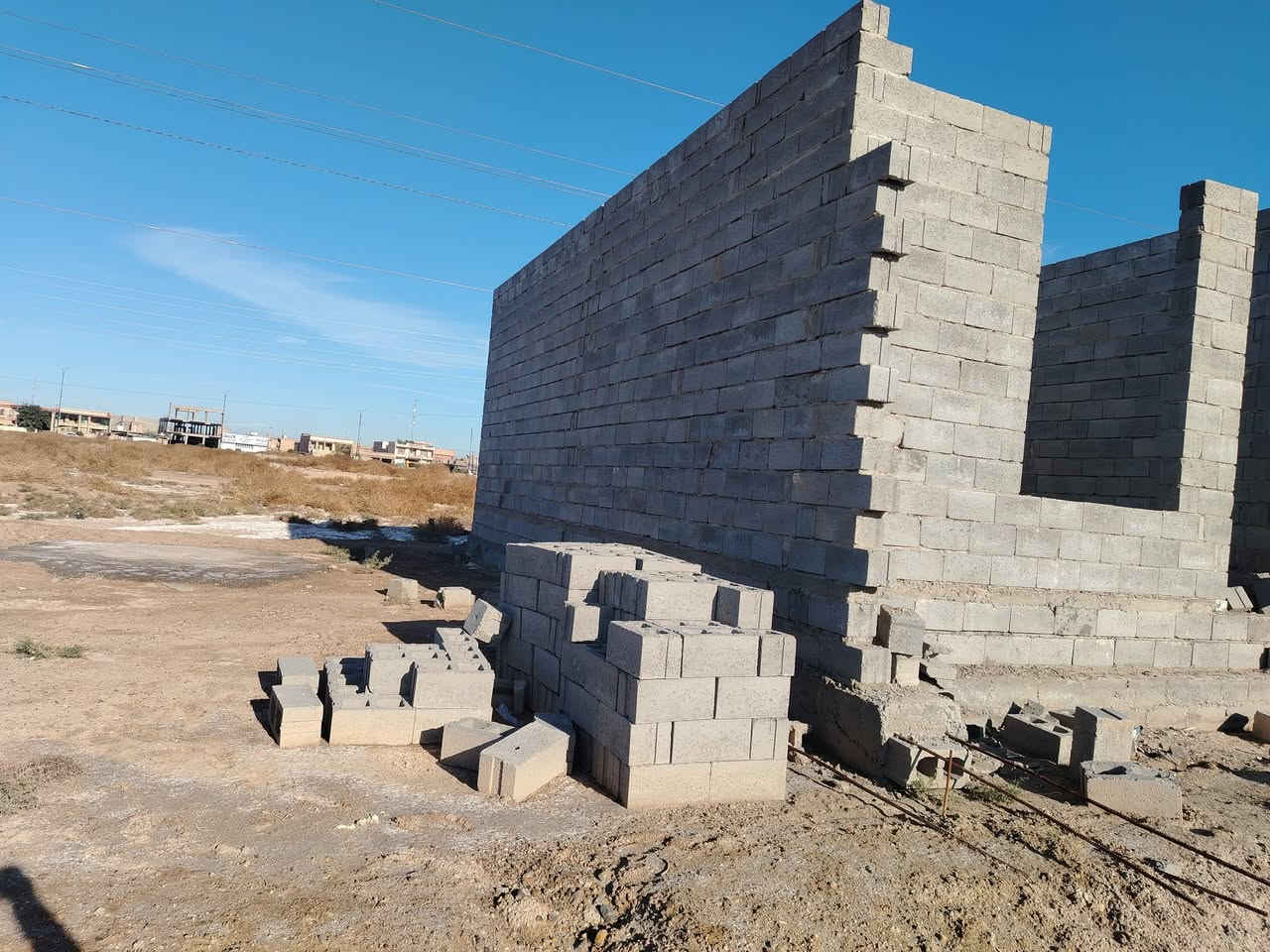 مشتمل ١٥٠ متر هيكل غرفتين نوم وصاله واستقبال ومطبخ مناور ٢ وحمام +٤٠٠ بلوكه ونص تك رمل الواجها ١٤والزال ١١ للاستفسار الاتصال على الرقم *********** والخاص مفتوح الأرض زراعي
