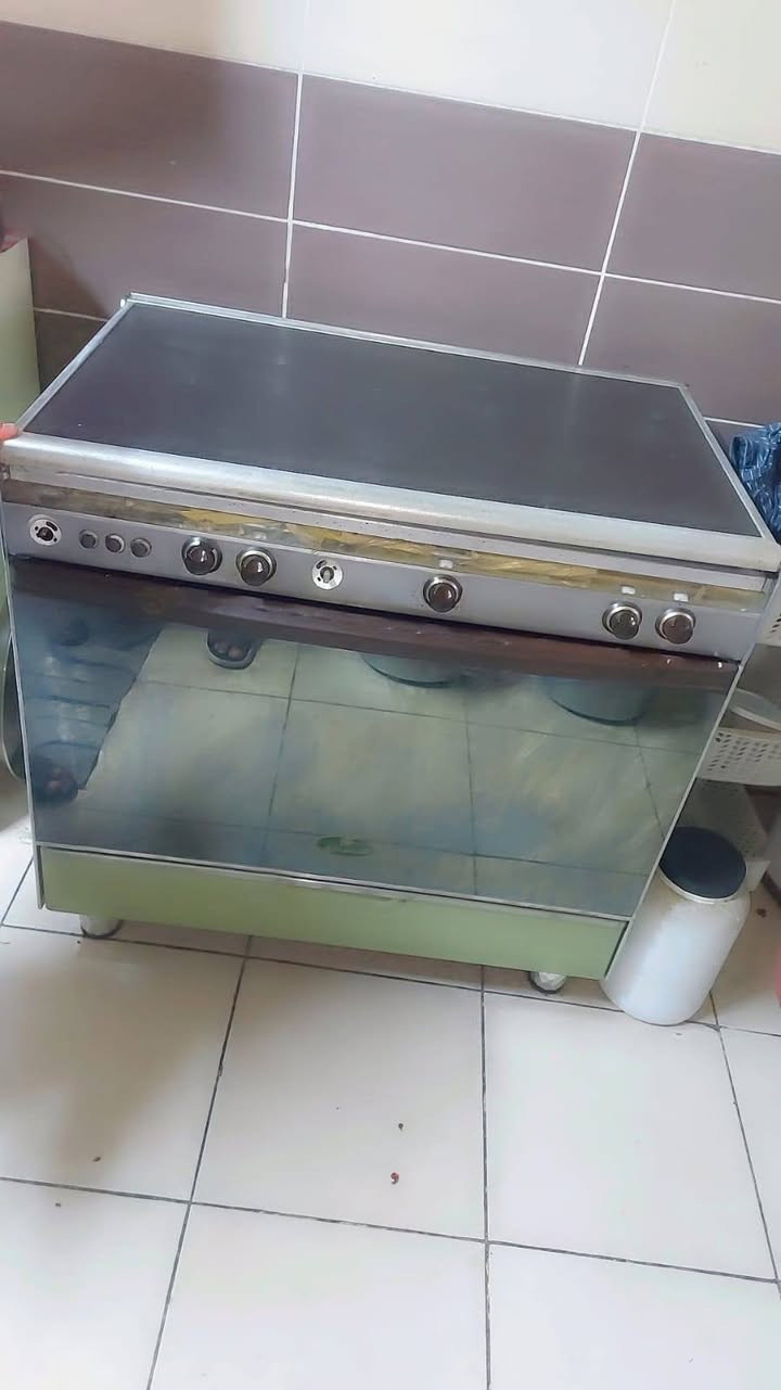 سلام عليكم طباخ كريازي الباب لأول لاصلي الونين عيونه ما شاله عليهن فرن مالته كامل بس نقص صينيه فرن مكان الطباخ اربيل اوينه شار قرب بنصلاوه *********** موجود واتساب وفيس علق واني اراسل

