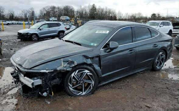 سلام عليكم سوناتا 24حره تترقم جميع المحافظات حادث موضح بصور بدون ارباك فول مواصفات مكينه 2500السعر 180بيه مجال للستفسار ***********
