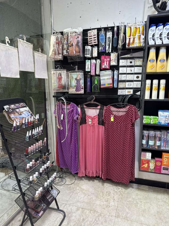 السلام عليكم المحل بالكامل للبيع 
البضاعه مع الفاترينات والاستاندات 
يحتوي على
 8 فاترينات
1 ميز كاشير
2 عارضة صبغ
1 كاشير
1 عارضة نظارات
عارضات اكسسوار خشبيه 
10 بوردات وهوكات 

البضاعه 
مكياج جميع الانواع 
اكسسوار كامل
شامبوات 
سكنكير
عطور ومعطرات
نظارات
محافظ وهدايه رجاليه
بوكسات هدايه
سيتات نسائيه
اصباغ شعر
الغراض كله اصليه والفاترينات جدد مستعملات قليل 
المكان بغداد 
  
***********
واتساب فقط
