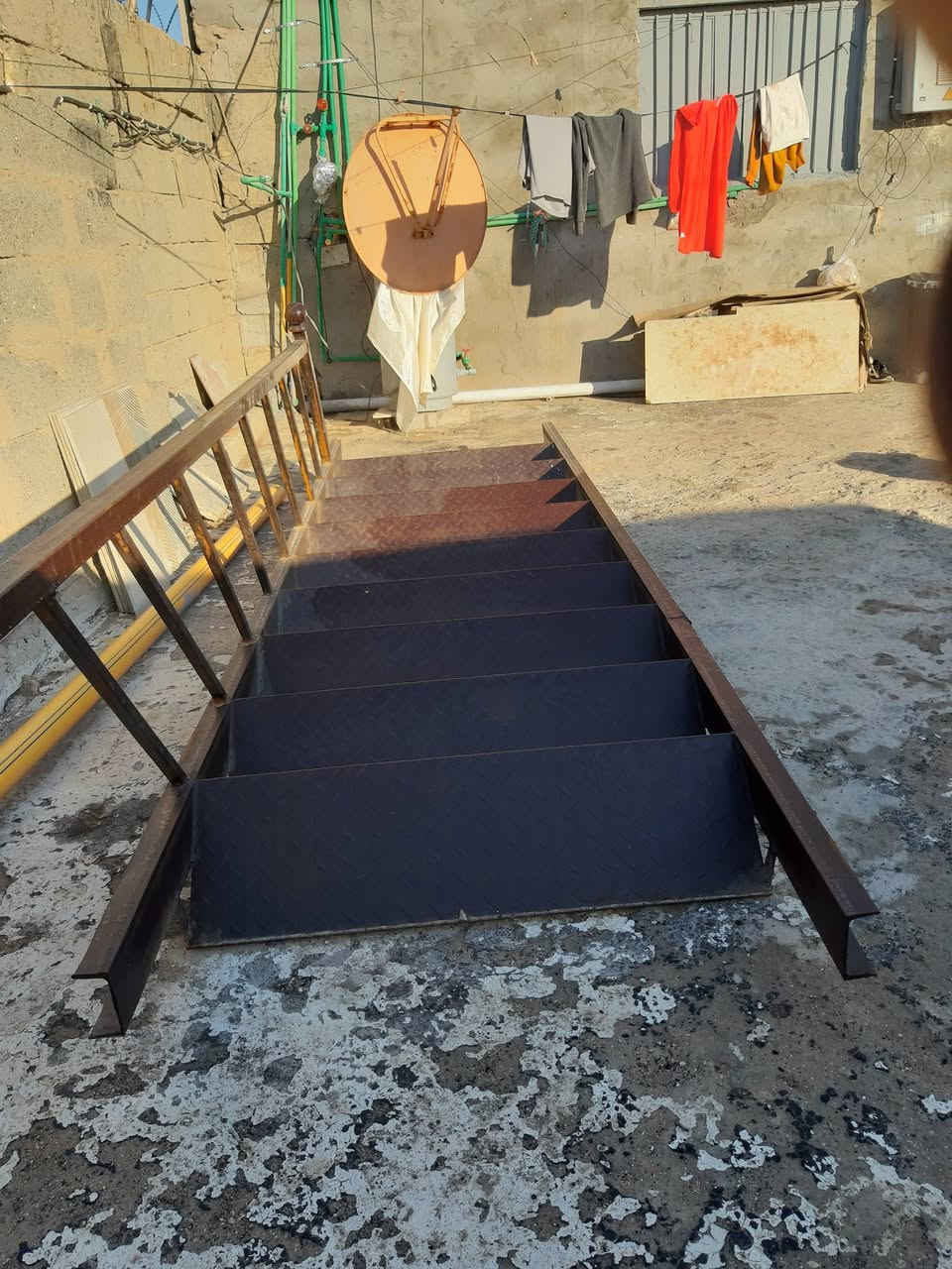 درج جديد غير مستخدم جنل ثقيل وليس شخاطة مع المحجر الباية جكر ثقيل عرضه ٩٠ وطوله ٣ ونص
سعره من الاخير ١٥٠ قفل 
***********
