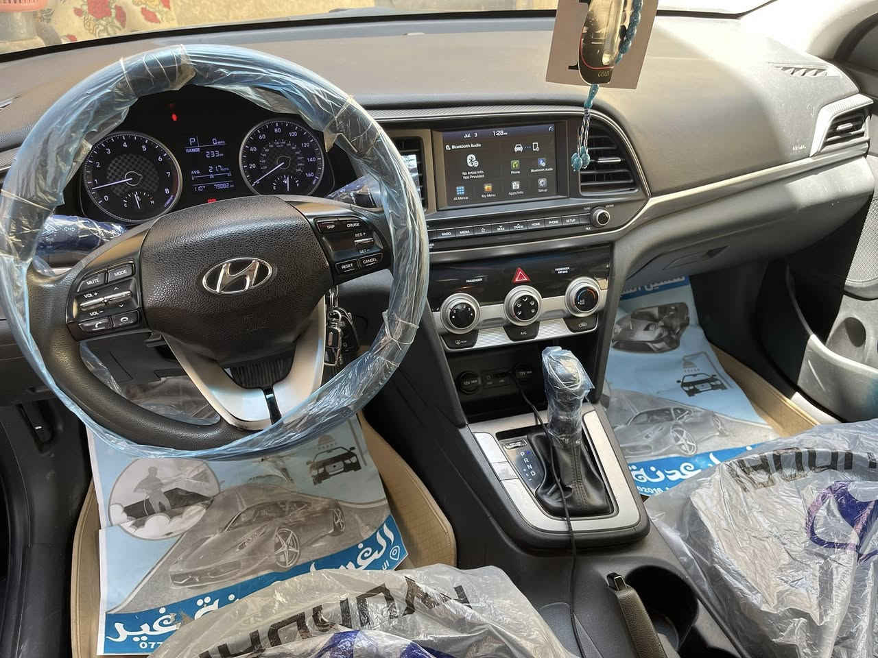 السلام عليكم الالنترا 19 امريكي جانت معوقين وهسه حره بس بعدها مامحوله شرط التحويل 
حادثها دعاميه خلفيه وشويه بارد بصندوك وبلعراق صار بيها صبغ جاملغ امامي وبارد كلش بسيط بلبنيد ايرباك طاك سياره مواصفات se شاشه كامره دواره انضمه قياده تحكم ستيرن ماشيه 136 سياره يرادلها ايدامه لان مهموله بيها سونار  سياره عليها غرامه مليون عل مشتري اني ابيع صافي سعرها 110 وبيها مجال بسيط 
*********** واتساب 
***********
