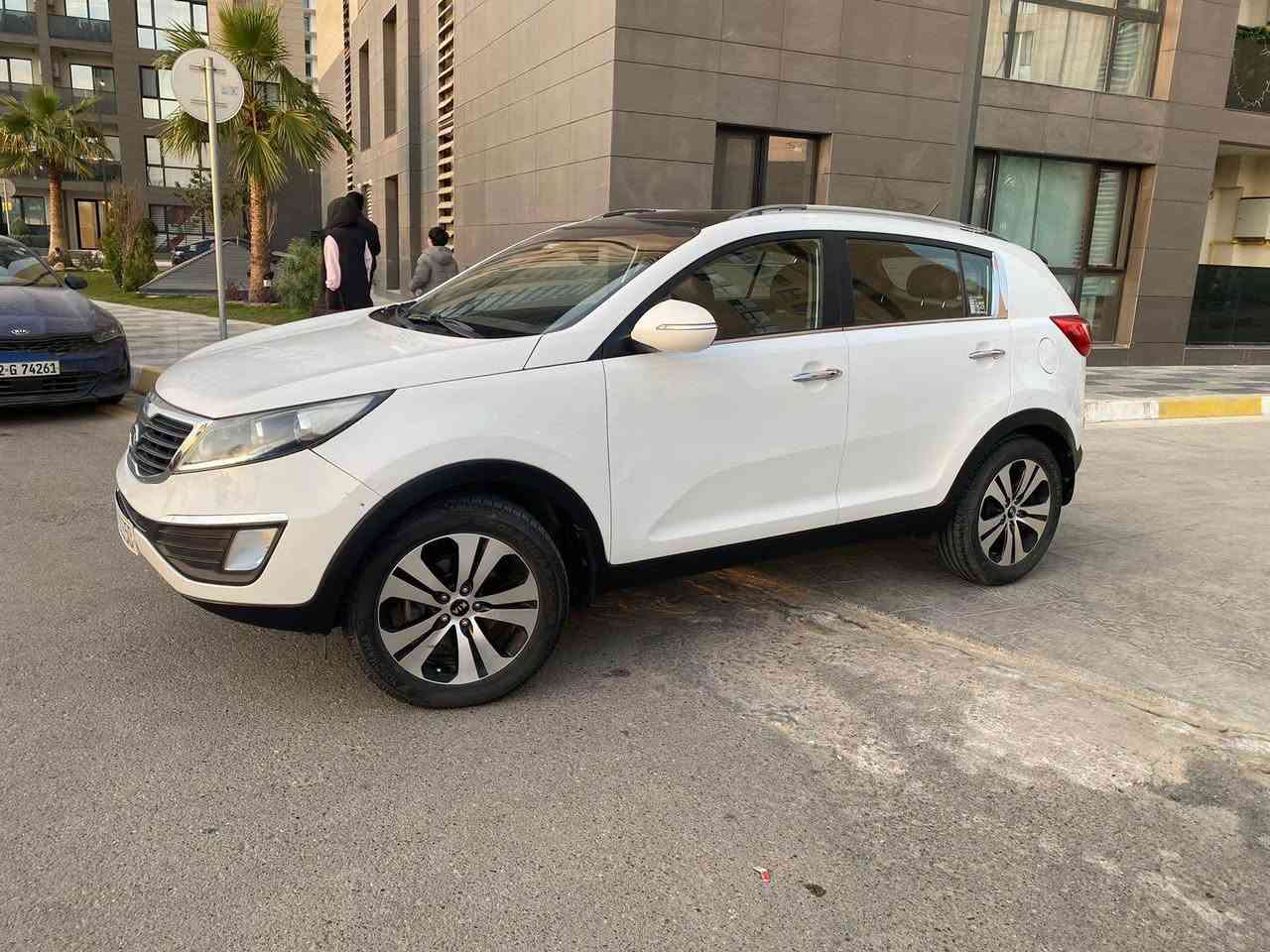 السلام عليكم 
كيا سبورتج موديل 2013 
فول موصفات ما عدا الفور ويل 
-بانوراما 
-بصمه
-كشنات جلد 
-كراسي كهرباء 
-حساس خلفي 
-مثبت سعر 
-مري شفط 
-نظام ايكو 
-ويل كروم 
-مثبت سرعه 
-حساس تايرات 
-اشاير بالمري 
-ماشيه 171 
السياره مكفوله حته الدعاميات ما عداد هلال الجاملغ الخلفي مال السايق والسياره جديده بمعنى الكلمه مسويله ادامه كامله وشديتله صدر كامل امامي خلفي قبل اسبوع تخم تاير جديد السياره ماخذه ع الزيرو من الدوليه وع ايدي رايده ب 155 وبيه مجال بسيط 
مكاني بغداد مجمع النسيم 
***********
*********** بغداد, العراق
