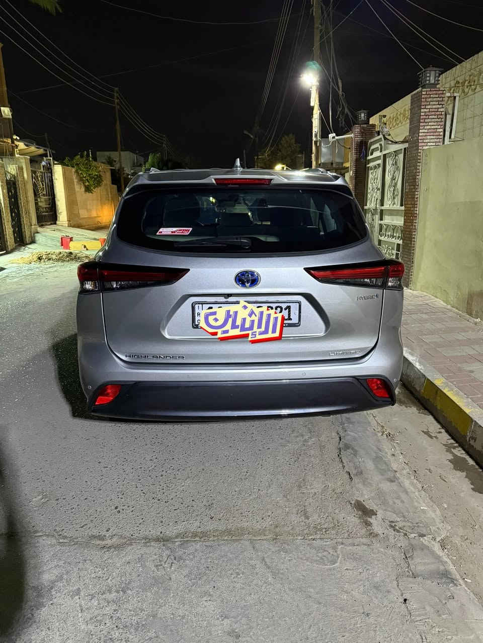 تويوتا هايلاندر LIMITED خليجي موديل  2023 ماشية 26الف  كيلو متر (عبد اللطيف جميل سعودي )

المحرك: 2.5 لتر هايبرد، 4-اسطوانات
ناقل حركة تتابعي متغير الكتروني (CVT)
سعة خزان الوقود: 65 لتر
المزايا الخارجية

انوار أمامية مع عدسات (LED)
انوار خلفية (LED)
إضاءة نهارية (LED)
كشافات ضباب أمامية (LED)
شبك أمامي أسود مع إطار كروم
نظام الدخول الذكي للسائق و الراكب الأمامي
مرايات جانبية كهربائية مع اشارات انعطاف و اضاءة دخول
طي كهربائي اوتوماتيكي للمرايات الجانبية
نظام تسخين المرايات الجانبية
عوارض سقف
جناح خلفي
فتحة سقف بانورامية
المزايا الداخلية

زر تشغيل المحرك
مقاعد جلد
مقاعد بتحكم كهربائي (8 اتجاهات) لمقعد السائق و الراكب الأمامي
مسند ظهر لكرسي السائق
ذاكرة لمقعد السائق
تهوية المقاعد الامامية
خاصية التسخين للمقاعد الأمامية و الصف الثاني
مكيف أمامي و خلفي بتحكم اوتوماتيكي
مقود مكسو بالجلد
ازرار تحكم على المقود
شاشة عدادات رقمية 12.3 بوصة
تحكم أوتوماتيكي لجميع النوافذ
تحكم بالقفل المركزي من باب الراكب الأمامي
أربعة منافذ USB-C للشحن (2 أمامية و 2 خلفية)
مرآة الرؤية الخلفية ذاتية التعتيم
ستائر لنوافذ الصف الثاني
اضاءة داخلية محيطية
تطعيمات خشبية
عتبة معدنية للابواب الامامية
النظام الصوتي والترفيهي

نظام صوتي بشاشة لمس 12.3 بوصة
نظام أبل كار بلاي لا سلكي
منفذ USB-A
عدد 11 سماعة جي بي ال (JBL)
مزايا الأمان و الراحة

نظام تويوتا للأمان (TSS Ver. 2.5)
- نظام حماية ما قبل التصادم (PCS)
- مثبت السرعة راداري (DRCC)
- المساعدة في تتبع المسار (LTA)
- تنبيه مغادرة المسار (LDA)
- الضوء العالي التلقائي (AHB)
نظام التحكم في وضعيات القيادة (إقتصادي / عادي / رياضي)
شاحن لاسلكي للهواتف الذكية
نظام الرؤية المحيطية (4 كاميرات)
باب خلفي كهربائي مع حساس تمرير القدم
نظام التحذير للنقاط العمياء (BSM)
نظام تنبيه حركة المرور الخلفية (RCTA)
عرض المعلومات على الزجاج الأمامي


**إذا كنت صاحب هذا الإعلان وتريد حذفه لأي سبب، رجاءا أرسل رسالة إلى الدعم الفني**