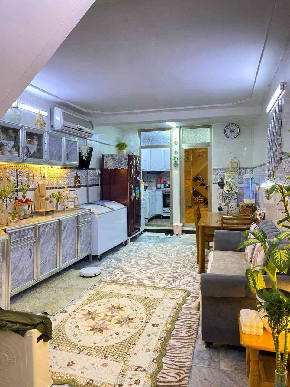 اسلام عليكم .مشتمل للبيع في شعب بحي تجار خلف نادي العربي /مساحه 80/واجهه 4/نزال 20/تفاصيل مشتمل /يحتوي على طرمه /استقبال/حولي/يحتوي على ثلاث غرف /او خدمات/للاستفسار مكتب شعب للعقار/بادره ابو ريحانه ***********/خاص /***********واتساب
