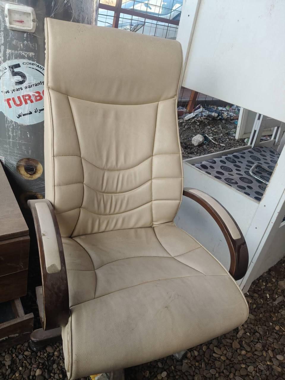 غراض نظيفه للبيع العنوان كياره للاستفسار الاتصال على الرقم التالي ***********
