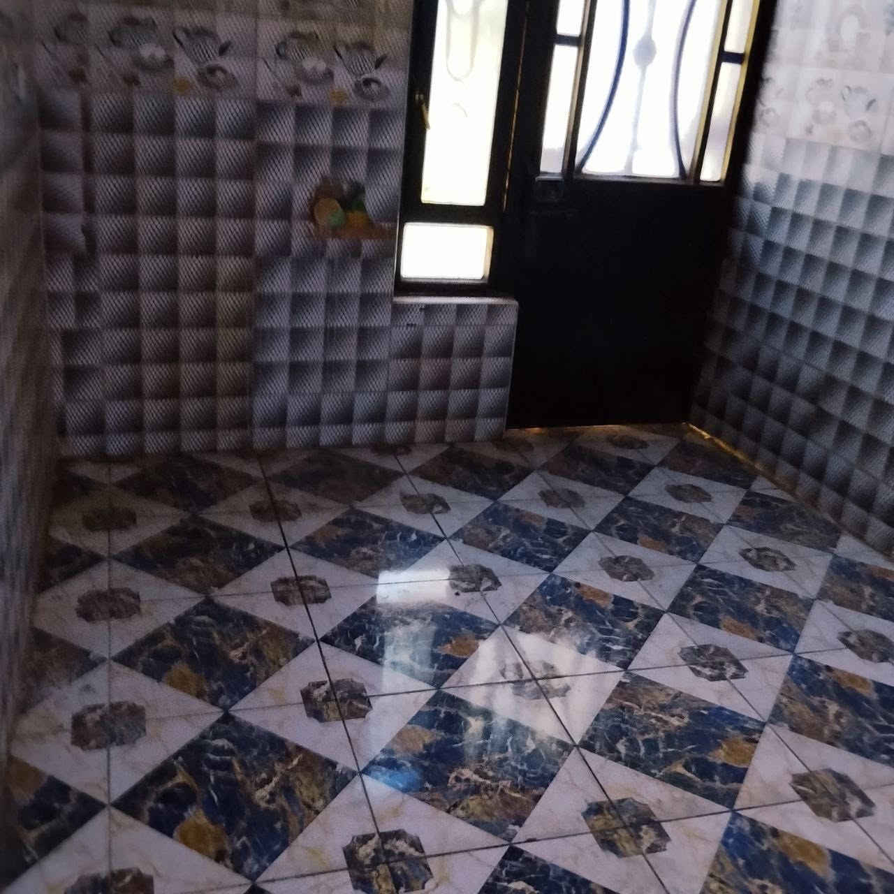 ⭕️للايجار
بيت طابقين في حي الجامعه خلف مستشفى الطفل مساحه150م يحتوي على 3غرف استقبال صاله مطبخ صحيات كراج السعر 700
***********
