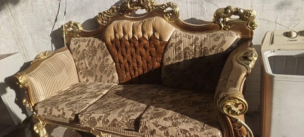 السلام عليكم
تخم قنفات ملكي 15 مقعد تخم ونصف 
سنك المنيوم متر ونصف نضيف 
ميز طعام مع 6كرسي الميز گزاز ويصلح ايضا ميز مكتب او محل ..الغراض كلهن نضيفات ٩٥ بالمية واسعار مناسبة كلشش 
بالشهداء عنواني
***********

