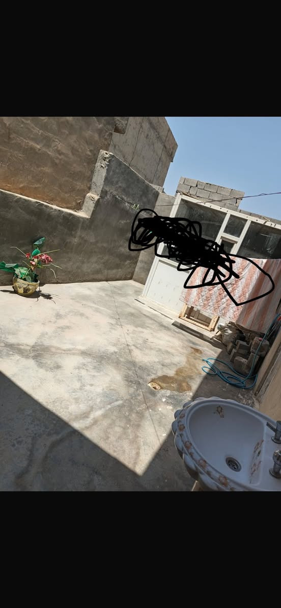 يا الله
دار للبيع مشمول بقرار تمليك مساحه 380 متر موقع حمزلي يتكون البيت من كراج كبير وحديقه كبيره مرتبه كلش و3 غرف كبيره ومطبخ كبير فقط الارضيه صب صقل صحيات كاشي فرع عريض كامل الخدمات  للاستفسار 

*********** 
السعر 98 وبي مجال
