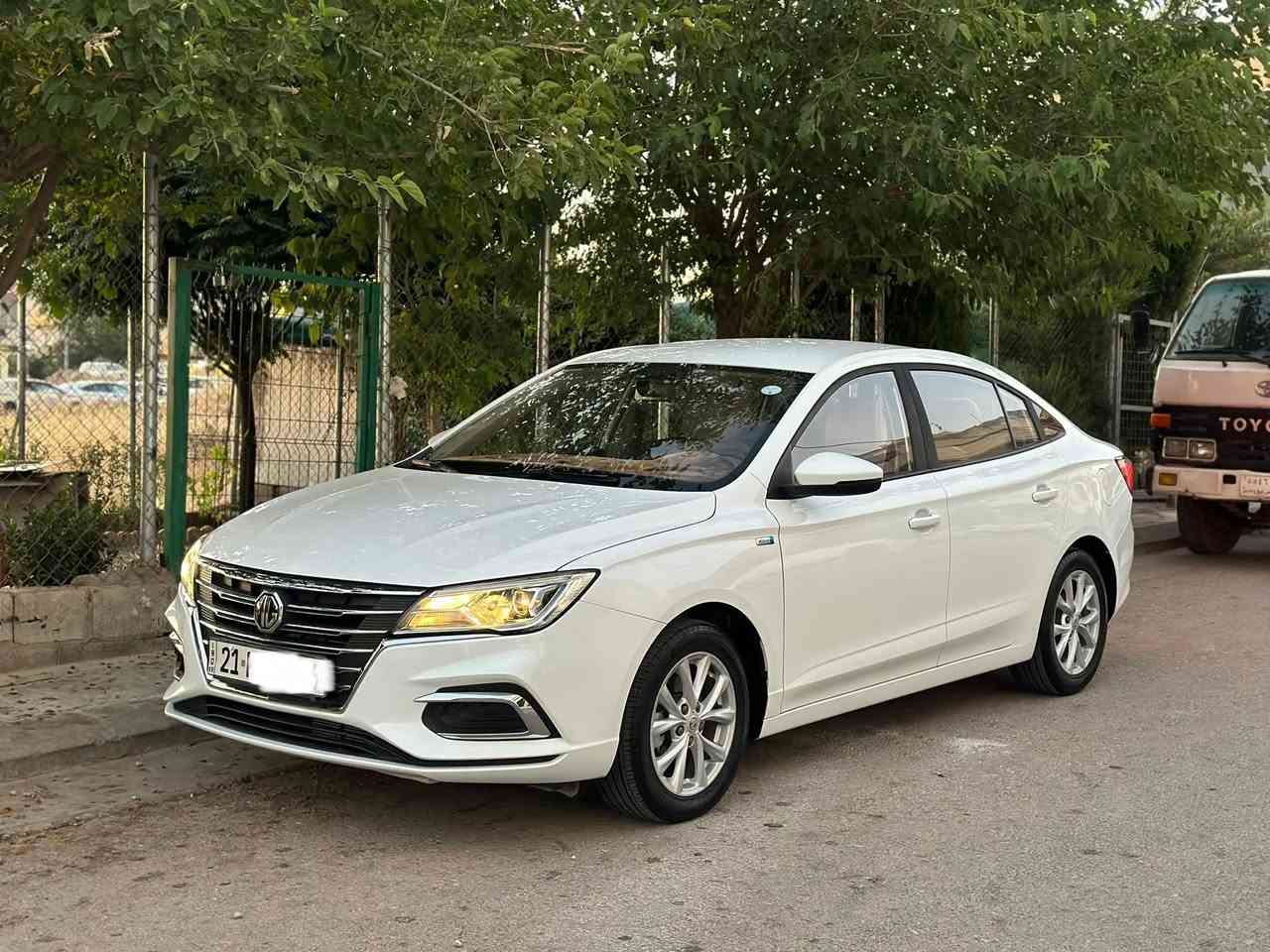 ئێمجی ٢٠٢٣ ستاندارد 
هەموو گیانی بەشەرت هیچ هیچی نیە 
نەسارد نەبۆیاخ نە تەرزە نە بۆیاخ ئەستوری 
سەیارەکە زۆر زۆر جوانەو لە سەر دەقی شەریکە ماوەتەوە 
بەقەی یەک ٢٠٢٥ جوانە ماشااللە 
٤٧٠٠٠کم ڕۆشتوە بەشەرت هەموو گیانی 
گێڕو مەکینەو تەحویل وغرامە بەشەرت 
گاعی دەرەجە یەکی تێ گیراوە 
یەک سایەقی ئەوێت لێی خوڕێت 
***********
***********
