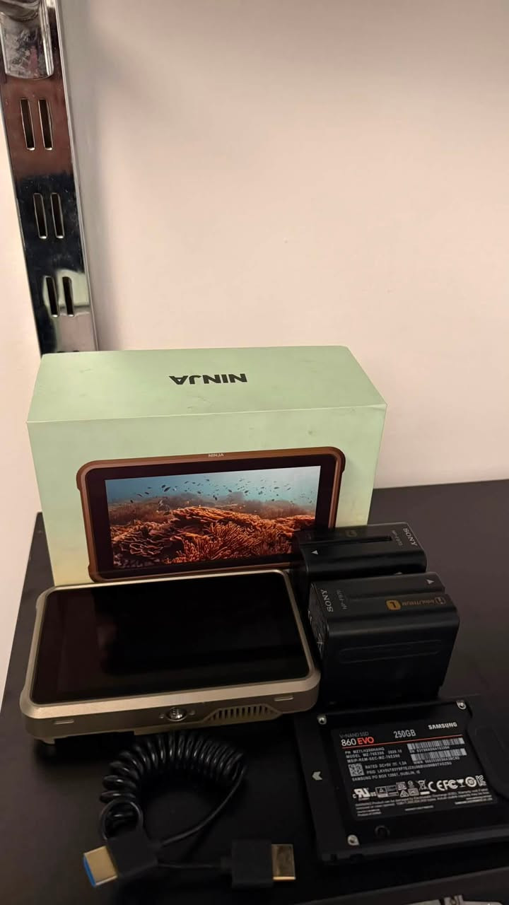 الغراض مستخدمة شي قليل
شاشة تسجيل Atomos Ninja مقاس 5.2 بوصة بدقة 4K HDMI Monitor  atomas
الغراض كلهم مع الكيبل مع البطاريات  اصلية مع الهارد ب 600$
***********
