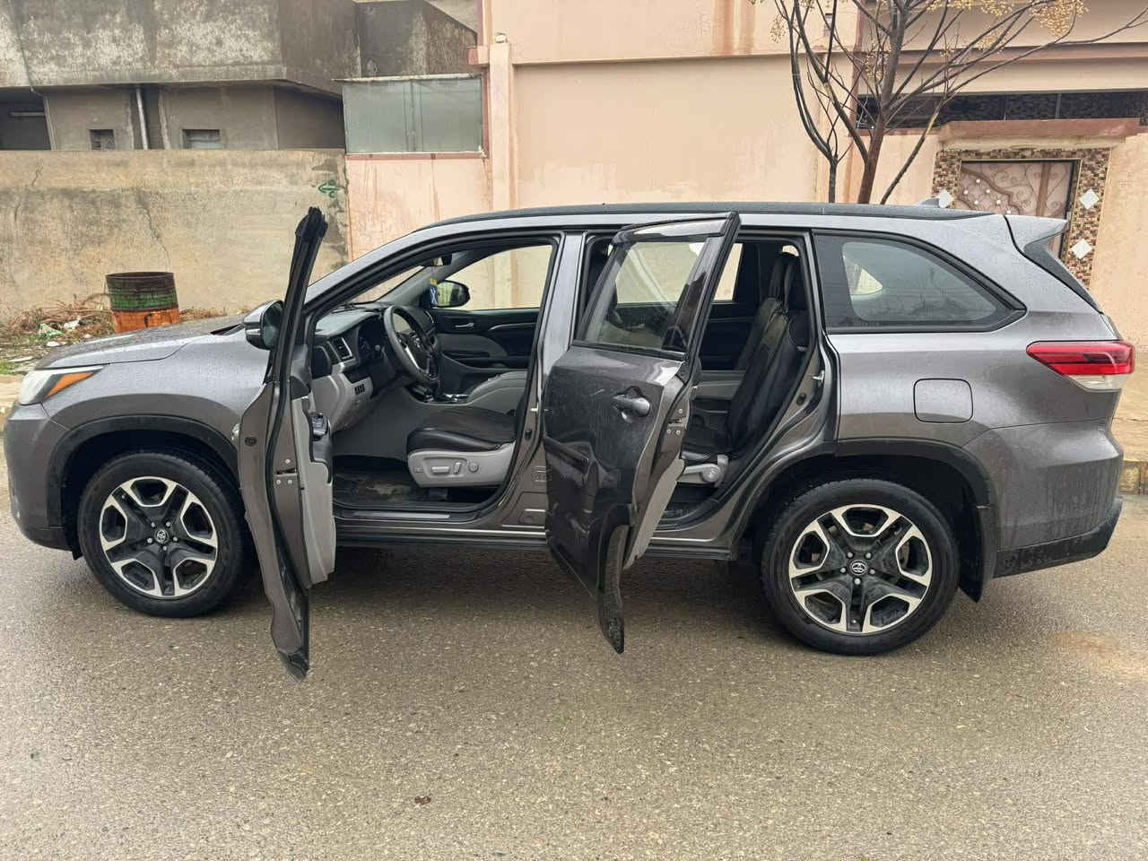 تويوتا هايلاندر 2019 ليمتد (Limited) وارد أمريكي... ٦٩ ميل ماشيه
سيارة بإسمي السنوية جديدة لغاية ٢٠٢٧
 (فول مواصفات 6 سلندر)  بمحرك V6 سعة 3.5 لتر بقوة عالية،  بمواصفات رفاهية وأمان متكاملة مثل كشنات جلد، تدفئة وتبريد مقاعد، نظام ترفيهي بشاشة كبيرة، فتحة سقف، ، رادار أمامي وخلفي، تحديد مسار، نقطة عمياء، صندوق كهربائي، وكاميرا خلفية، بالإضافة إلى بصمة تشغيل وبصمة أبواب،  
نظام دفع رباعي،
كشنات جلدية 
تدفئة وتبريد للمقاعد  
تحكم كهربائي بالمقاعد.
نظام تكييف ثلاثي المناطق (أمامي، خلفي، منفصل).
فتحة سقف 
شاشة ملاحة كبيرة ونظام ترفيهي متطور (قد يكون JBL).

نظام رادار أمامي (تحذير من الاصطدام وتثبيت المسار).
نظام مراقبة النقاط العمياء 
نظام تحذير حركة المرور الخلفية 
كاميرا خلفية.
نظام مانع انغلاق المكابح (ABS) 
صندوق خلفي كهربائي (Automatic Tailgate).
ستائر خلفية (Brades).
إضاءة LED. عنوان موصل للاستفسار *********** /***********
