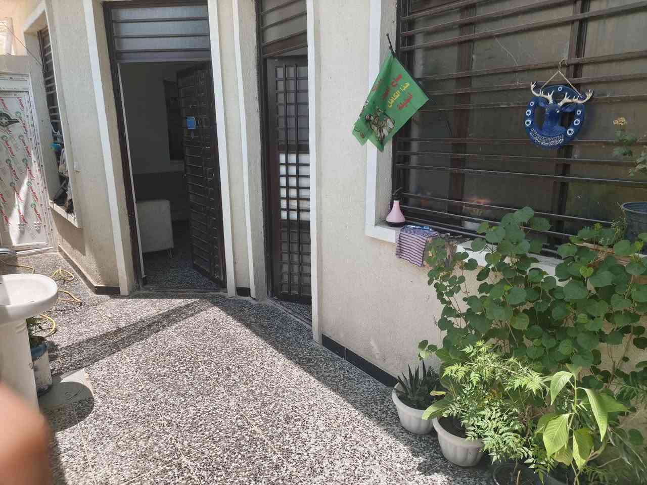 السلام عليكم
بيت 150 متر نزال 20 الواجهة سبعه ونص 
طابق واحد 
يحتوي على 2 غرف نوم 

بناء حديث قبل ٣ أشهر 

العنوان الشعلة الداونم شارع أبو الاحرار أو شارع المدرسة 

***********

السعر عله الاتصال
