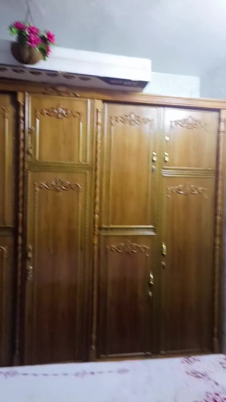 سلام عليكم غرفه لبيع صاج داخل وخارج غرفه جديده السعر بمليون رقم ***********
