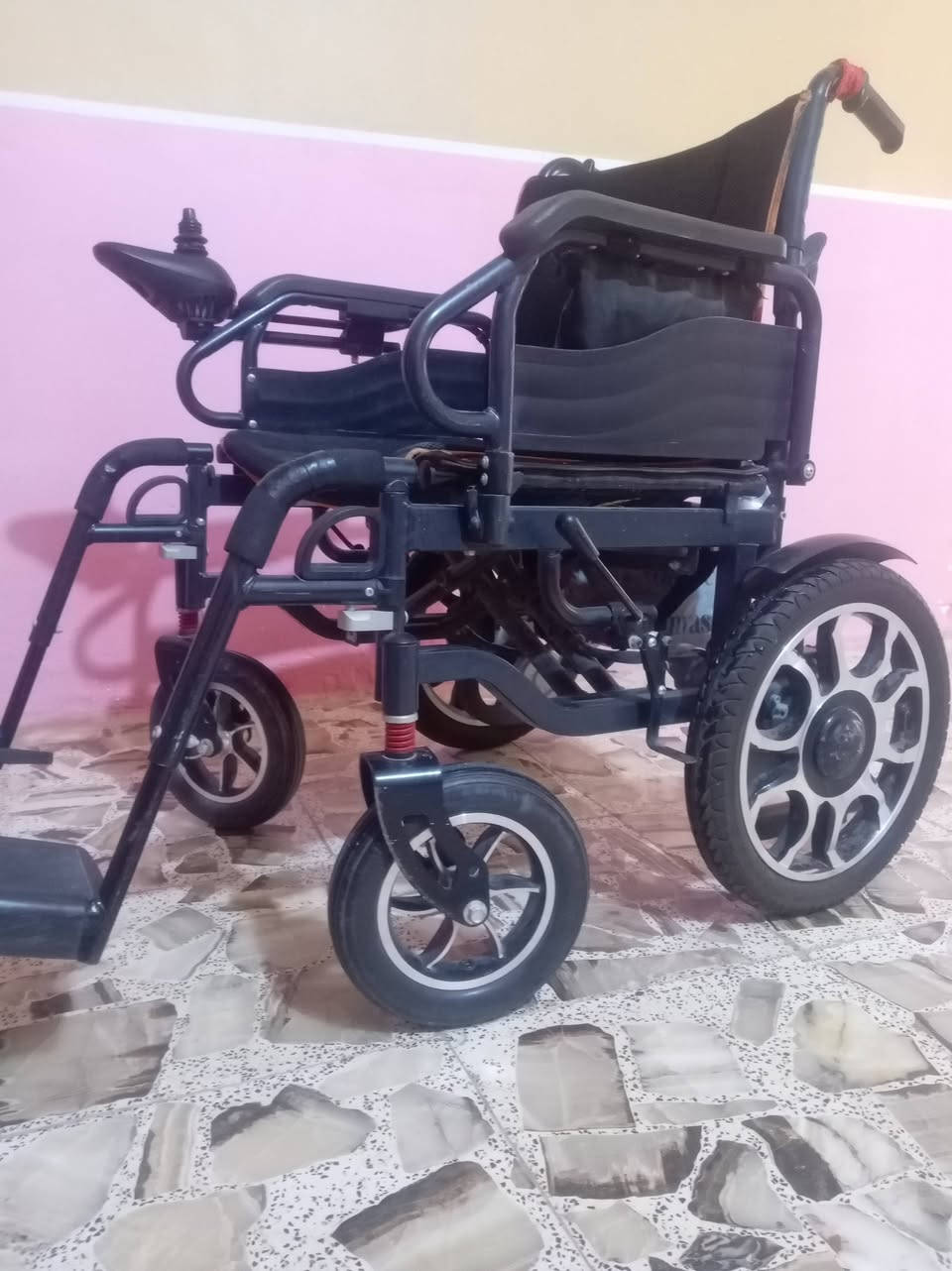 سلام علیکم عربانه شحن كهرلاباىيه للبيع مال معوقين. استخدامها صار شهرين السعر خاص***********
