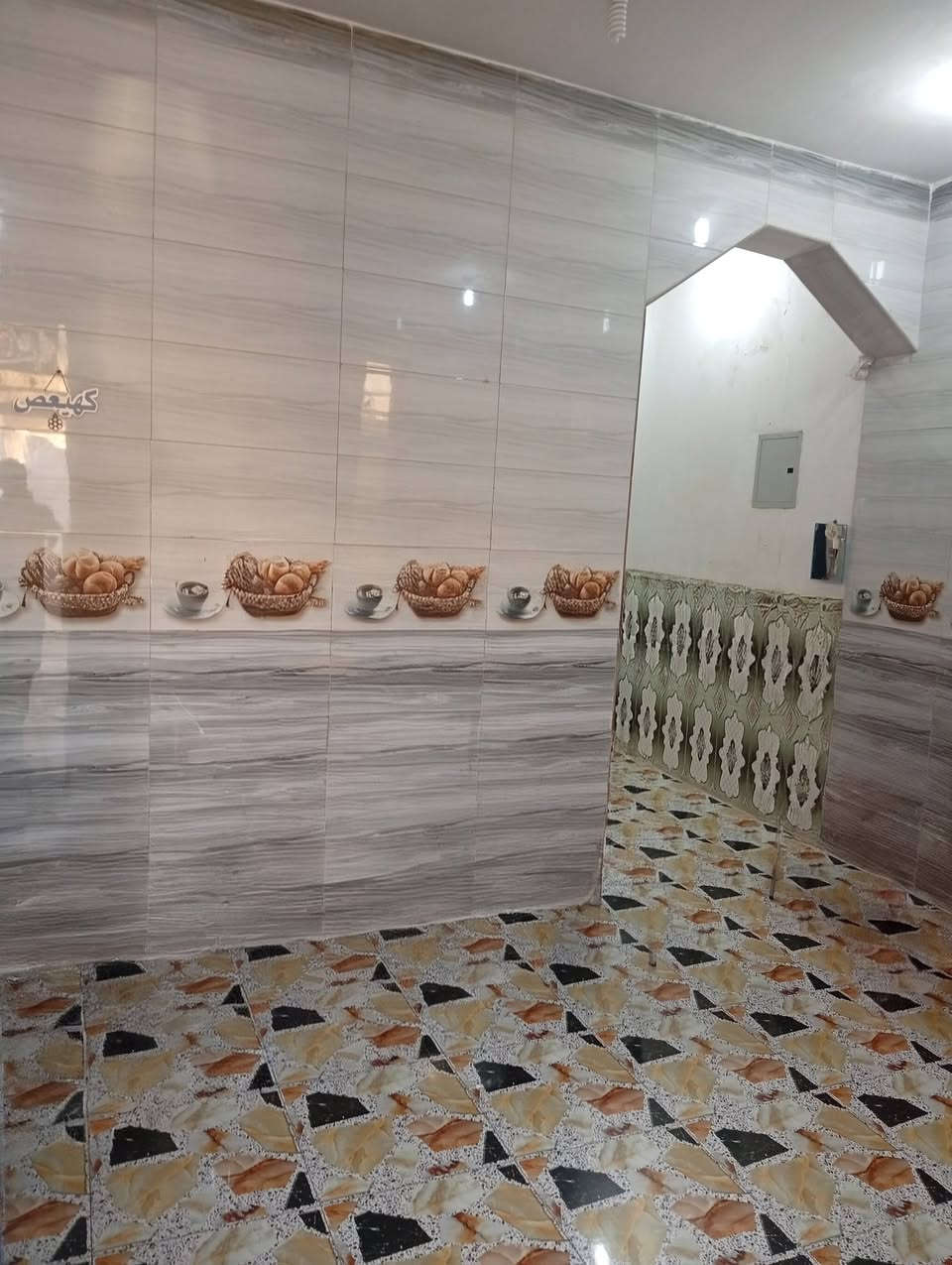 سلام عليكم مشتمل في لفلاحيه 100م بناء حديث مكون من طابقين دبل طابق لاول من مطبخ و استقبال وهول وغرفه طابق ثاني غرفتين اسويت وهول وسطح ويقع عله شارع 25م ومعه كافت الخدمات يبعد عن الشارع الرئيسي 10م للتواصل عبر الماسنجر أو الواتساب *********** والسعر عله خاص
