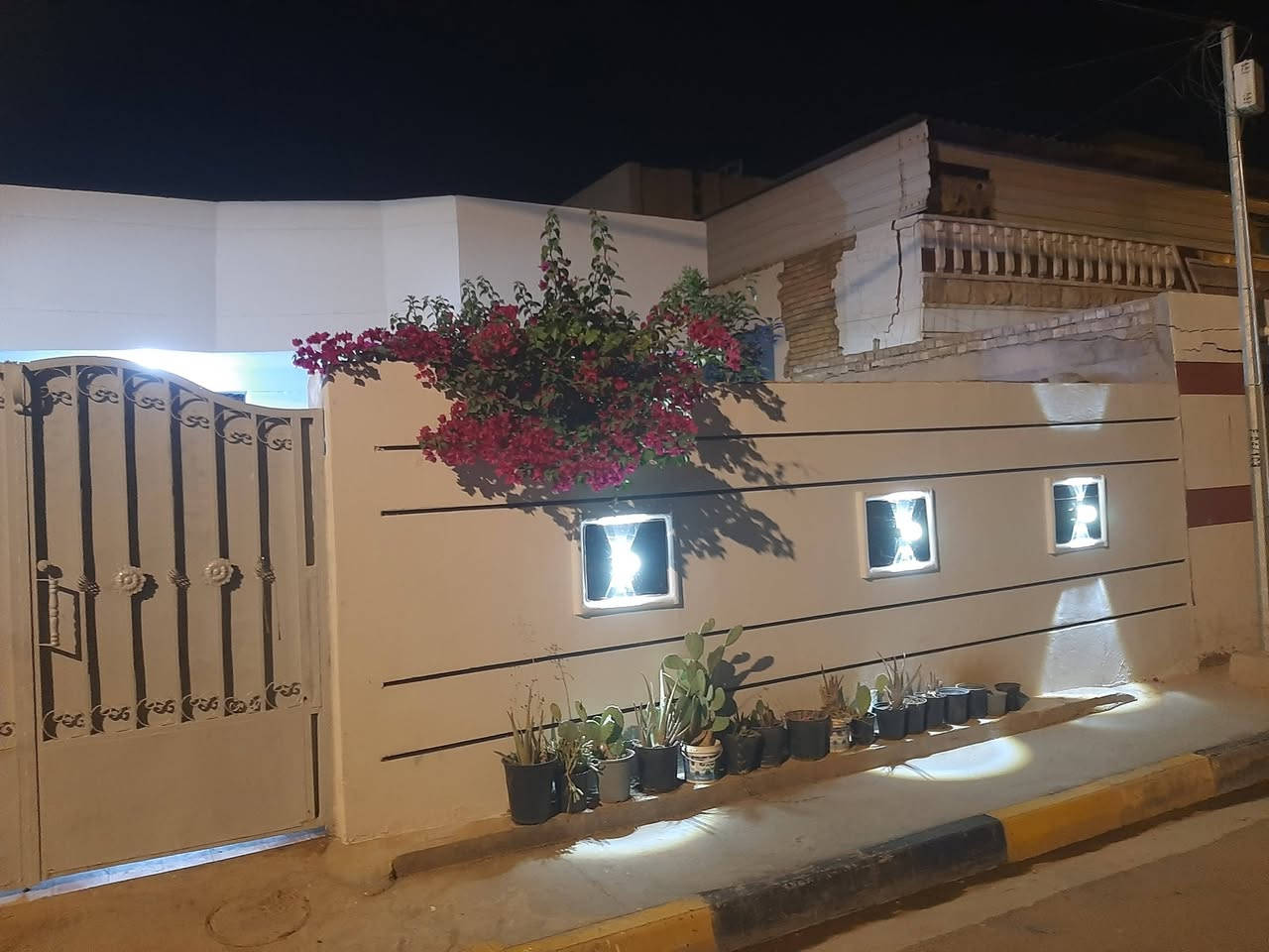 السلام عليكم دار للبيع الجمعيه الثانيه ٢٠٠ متر١٠،في ٢٠ تحتوي على استقبال وغرفتين نوم وصالة ومطبخ وصحيات وبيتونه للإستفسار الاتصال على هذا الرقم  ***********
