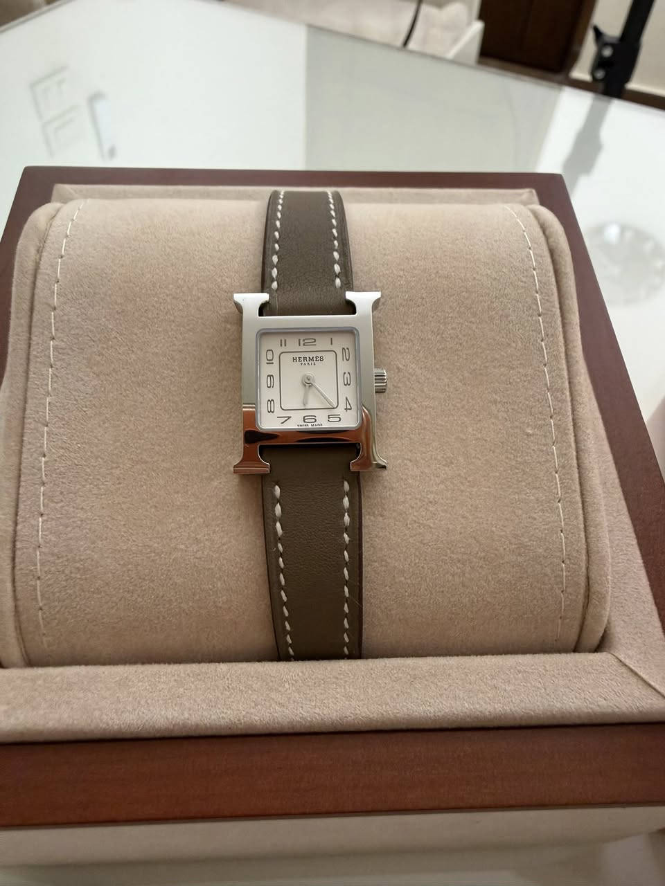 ساعه هيرمز Hermes Heure H Mini Ref. HH1.201 النسائيه موديل 2025 سويسريه اصليه 100% جديده غير مستخدمه بحاله الوكاله قياس 20 مم تقريبا ستانلس ستيل مع سوار جلد هيرمز اصلي وحركه كوارتز سويسريه وتصميم Heure H الشهير من هيرمز مع العلبه الاصليه ساعه فخمه وانيقه جدا ومناسبه للاقتناء او كهديه مميزه السعر المطلوب 875 دينار للتواصل على الخاص او على الرقم 0785261118


**إذا كنت صاحب هذا الإعلان وتريد حذفه لأي سبب، رجاءا أرسل رسالة إلى الدعم الفني**