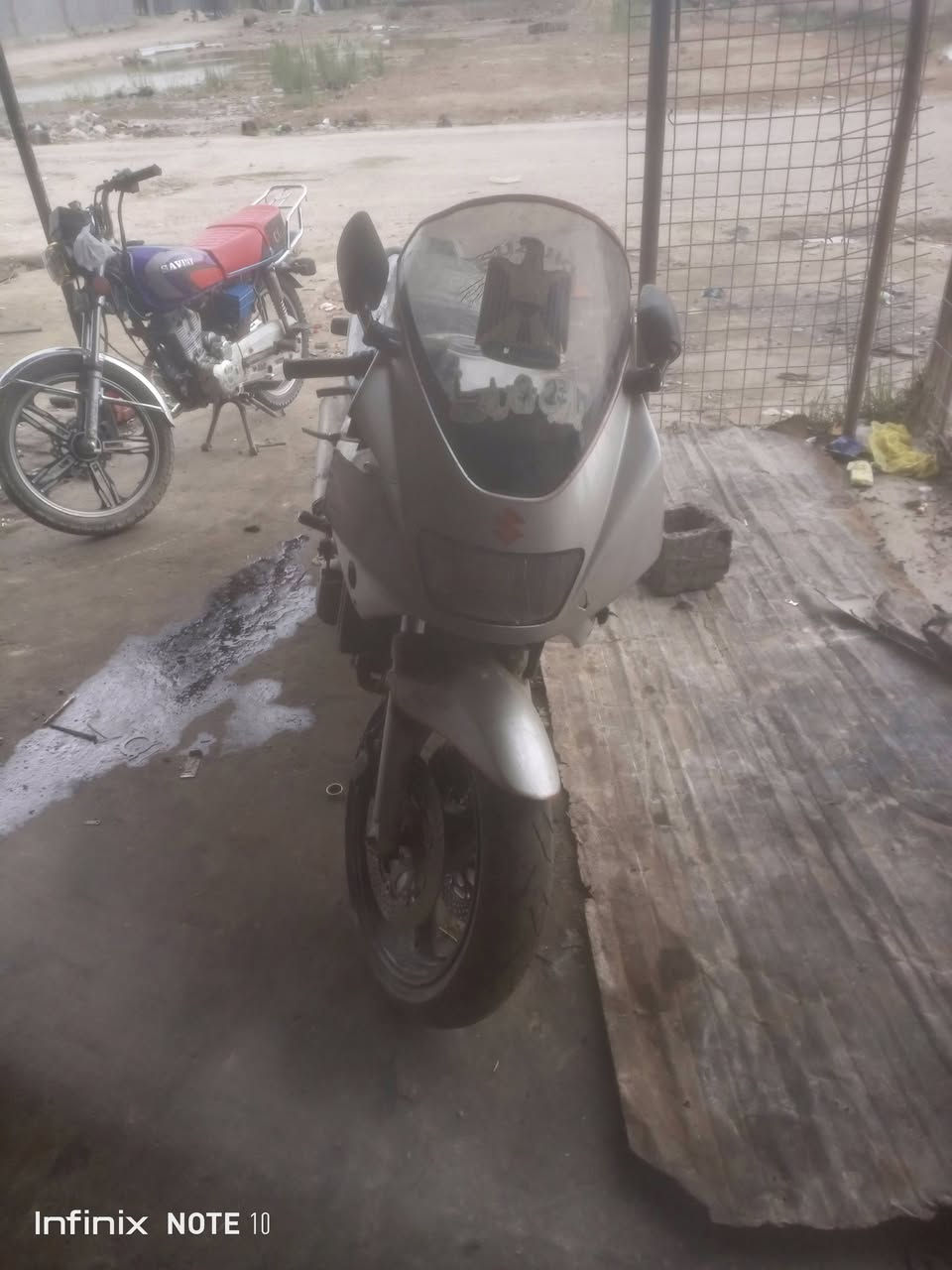 السلام عليكم
بطح سازوكي قرش 400 شغاله كلشي ما بيها بس كطعة نار فجأه ومحد يعرف علتها وين سعره 375 قفل 
مكانها الانبار الكرمه 
هاتف ***********
واتساب /***********
