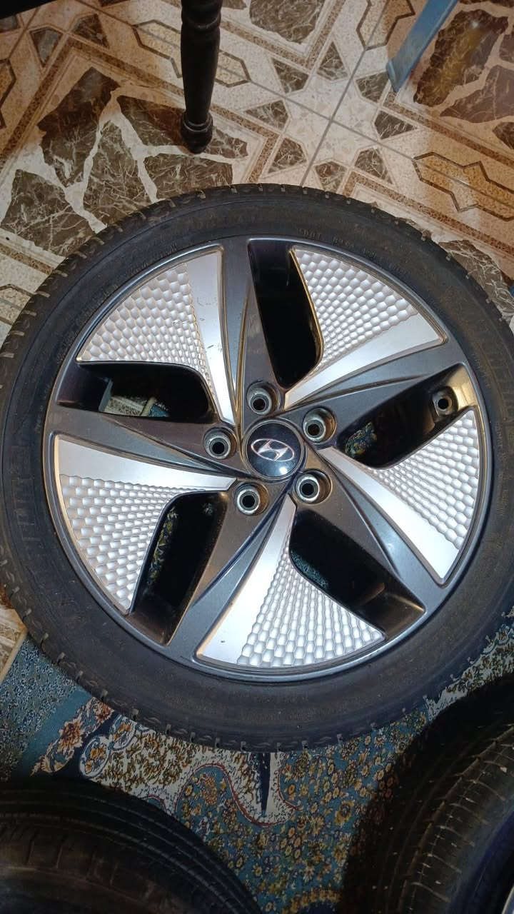 السلام عليكم
تخم ويالة اصلية مال هونداي مع تايرات حجم 17 التايرات نضاف بيهن تاير واحد نضافة ٧٠٪؜ 
السعر ٦٠٠ الف وبيهن مجال 
***********
