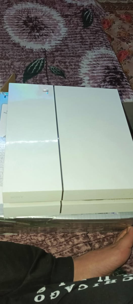 السلام عليكم سوني 4 فاتس للبيع يحتوي على اربع يدات شرط شغالات كلهن نظيفات مكاني ايسر 
جوجلي السعر 240.  ***********
