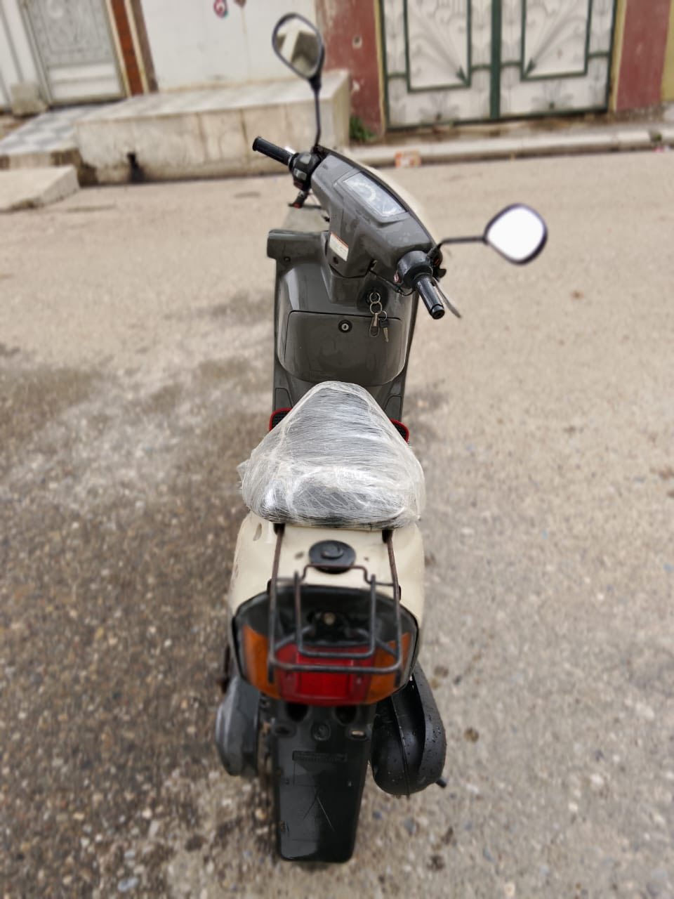 بزونة للبيع (نظيفة وجاهزة) 🏍️🔥
✅ المواصفات:
المحرك: شغال هندر واحد (نقرة) ⚙️.
الكهربائيات: وايرمنية كاملة وكلها شغالة 🔌✨.
الحالة: تحريك معدل فول، الشاصي مكسور جه وحده وملحوم تقوية للجهتين .
الملاحظات: السلف يدير بس ما يشغل (احتمال دشلي سلف). الباتري جديد
تايرات جدد. صالنصه جديدة 
معمر مرة وحده بس بستن
📍 المكان: الموصل - الجانب الأيسر.
💰 السعر: 200 ألف (وبيه 
مجال حك الجية) 💵.
***********وتساب متوفر
