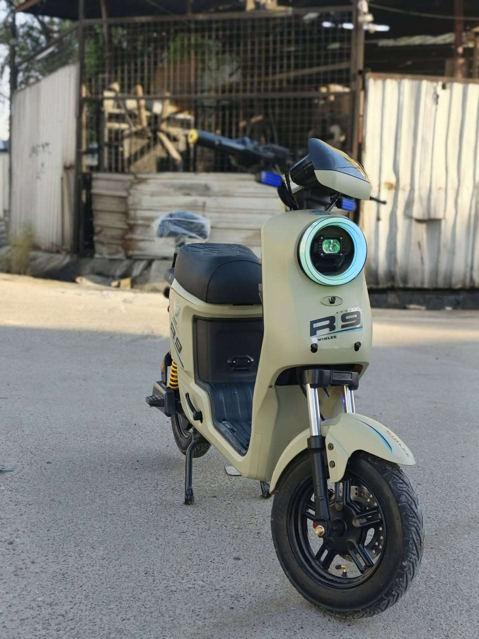 سلام عليكم شباب
دراجه R9  
5 بطاريات سرعه 109 احتاجيت افلوس واريد ابعيهه صارلي اسبوع من ماخذهه بصمه دبل اسويج وكارت اني ماخذهه 600 ورايدهه 550 وبيهه مجال للشراي *********** للستفسار وبي واتساب
