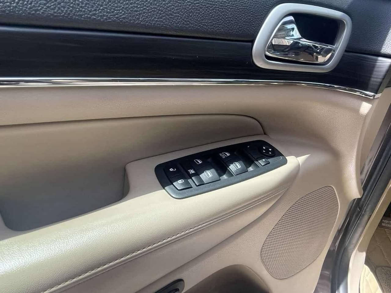 للبيع فقط
جيب كراند شيروكي ٢٠٢٠ ليمتد 
ماشية ٥٠ الف كيلو متر 
سيارة نظيفة جدا 
كلين تايتل أمريكي 

للتواصل 
***********
***********
