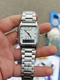 ساعة للبيع سعر 15الف الرقم 07701371271