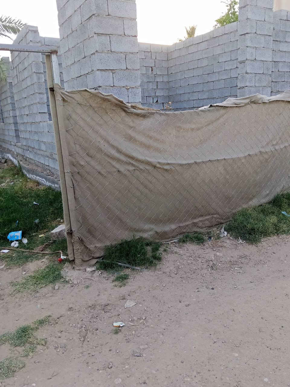 سلام عليكم توجد قطعه أرض للبيع مساحه 450 متر تحتوي على هيكل الواجه 14 ونزال 33 متر طابو زراعي سند25 العنوان بغداد الراشديه الاتصال على الرقم ***********
