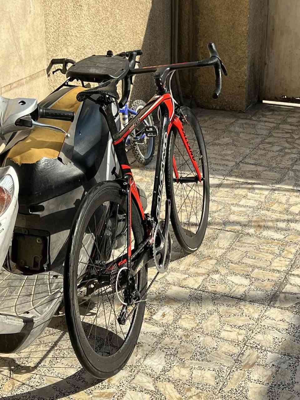 ‏ SALCANO xrs UCI 001 2020 🇹🇷

رود بايك (دراجة طريق) ماركة سالكانو خط انتاج تركيا ايطالية الاصل ( Made in Türkiye ) للبيع 

مواصفات الدراجة :

الدراجة مصنوعة من الكاربون فايبر بتصميم ايرو داينامك وايرات فول دفن دراجة كلها كاربون من الطول للطول
مجموعة الدراجة شيمانو 5800 / 105
فقط البدالات ماركة Team Pro
الكرنك (الصينية) شيمانو دورا-ايس Shimano Dura-Ace
ابعاد الفريم: حجم الفريم 28 / الارتفاع 53 M
عدد السرع 11*2

التروس الامامية: 53-39
التروس الخلفية: 11-28

وزن الدراجة 7.8 - 8 كيلو

ويالة الدراجة كاربون فايبر جدد طك كارتون ماركة روڤال ( ROVAL ) قياس 50 ملم

السعر: مليون دينار وبيها مجال الشراي يدلل

الدراجة موجودة في منطقة الشعب او منطقة البنوك
للاتصال: ***********
