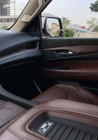 كاديلاك اسكاليد موديل 2019  للبيع او للمراوس  حادث خفيف موجوه الصور بل...