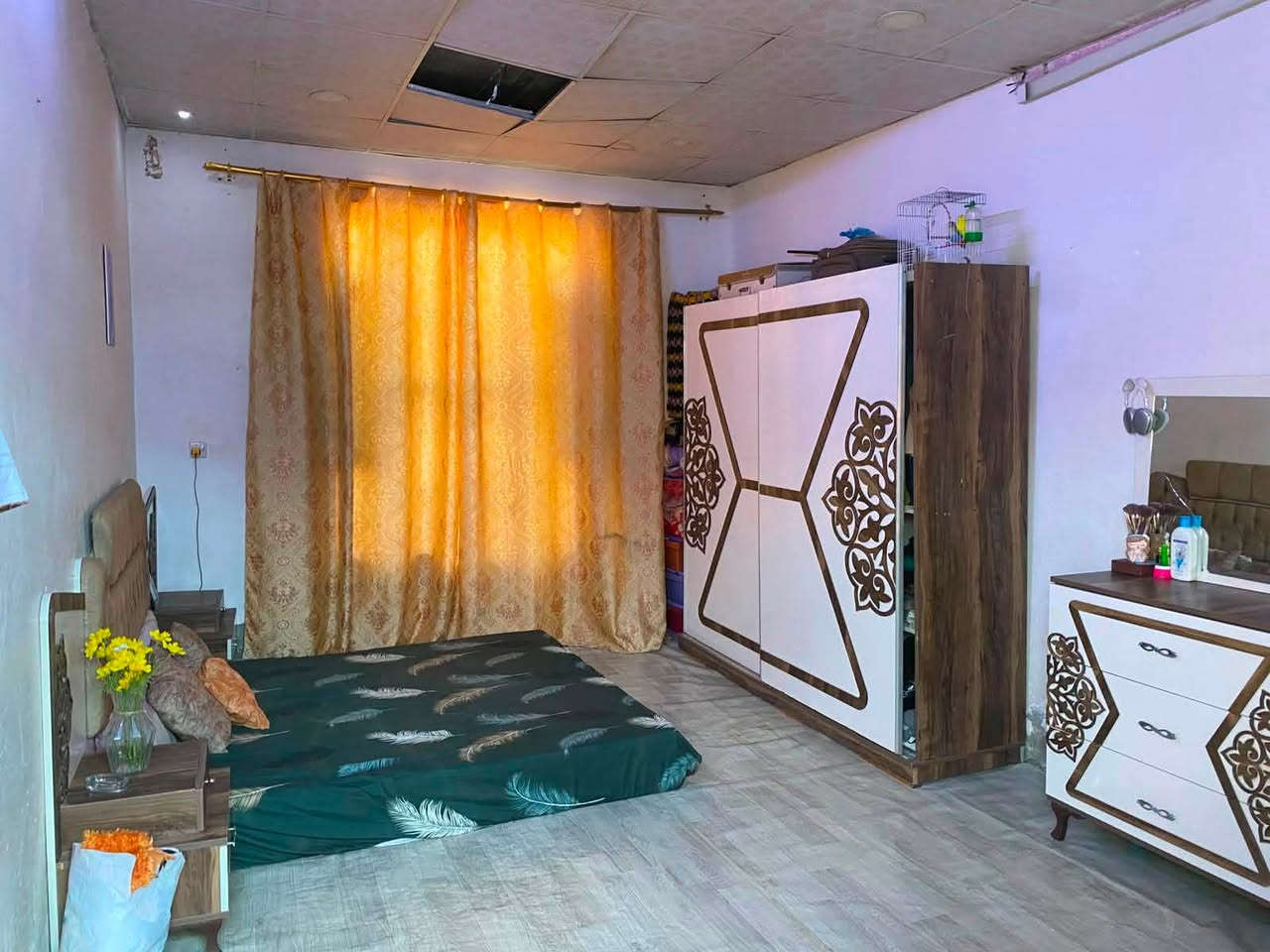 السلام عليكم
بيت تجاوز مساحه ١٠٠ كلي طابقين 
بناء مسلح والطابق الثاني سندويج 
غرفتين وصاله ومطبخ وصحيات خارجيه وداخليه للبيع ١٤ وبيه مجال 
قرب جامع ام البنين 
بيت كامل مكمل 
***********
