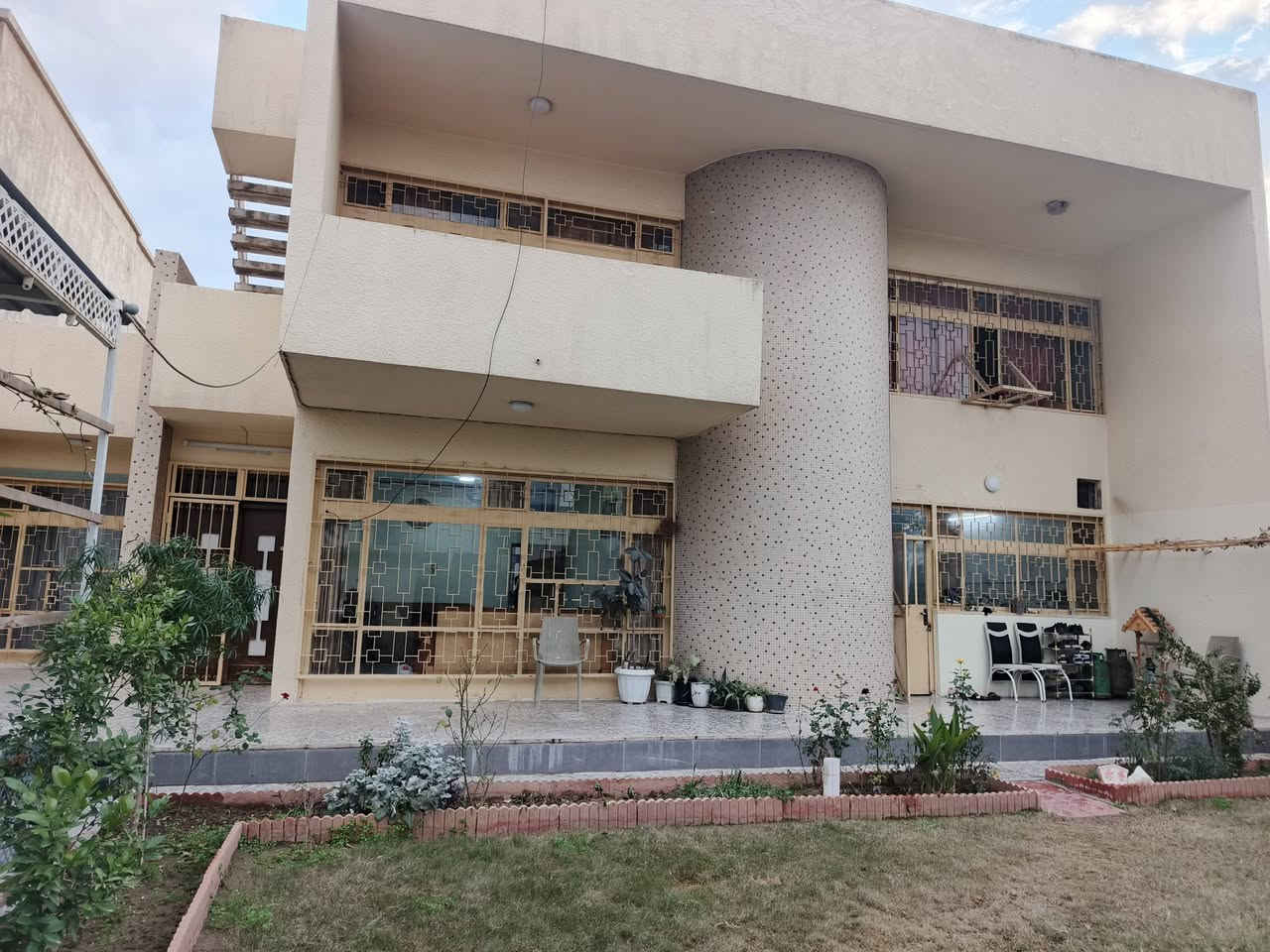 بيت في الايمن حي شفاء مقابيل الاعدادية المركزيه مساحه البيت 416 سعر المتر 850 للاستفسار تواصل مع صاحب الدار‏‪***********‬‏
