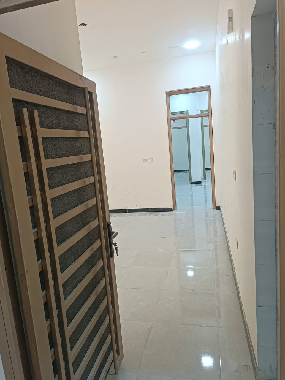 دار للايجار مكون من طابقين كل طابق معزول عن لاخر لارضي بناء حديث ويحتوي على غرفتين ومطبخ صالة ديوانية وكراج لايجار 700 الف الطابق الاول غرفتين دوانية مطبخ  وصالة الدرج خارجي بيت زيرو غير مسكون لايجار 650  البيت في لاكوات الثانية لاتصال ***********
