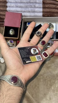 وينهم عشاق الياقوت والي يحبون يتميزون بقطع نادره وصياغات ثقيله والملكي...