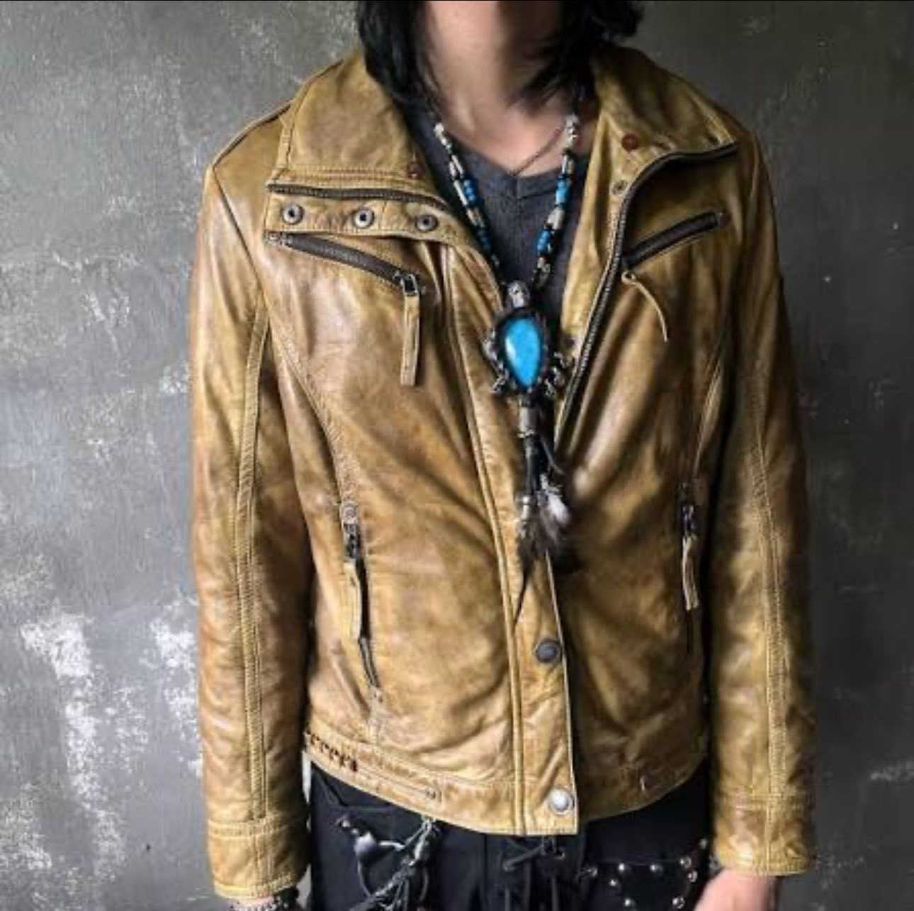 جاكيت  (نساء)(رجال) جلد حقيقي 100/100 قطعه غالية بل موقع جدا
‏OakWood Light brown leather 
‏bomber jacket

‏Condition: 10/10 - الحالة: ممتازة
‏Size: M - القياس
‏Length: 58cm - الطول
‏Width: 48cm - العرض
‏Shoulder Width: 43cm - الكتف
‏Price: الف بلاش 20🥲 - السعر
