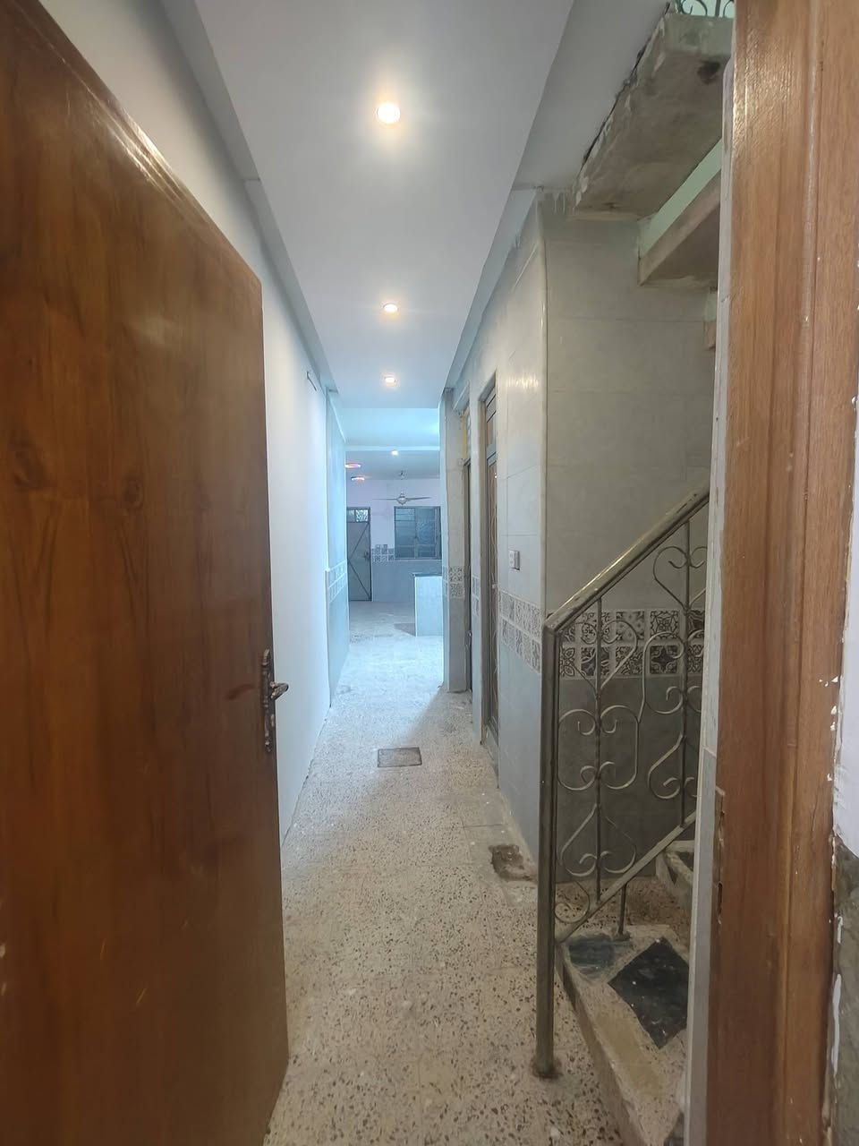 مشتمل للايجار 
يحتوي على استقبال ومطبخ كبير وخدمات جوه وفوق غرفه لي كدام و سطح كبير لي وره+تكدر تقسم المطبخ ويصير غرفه جوه ومطبخ 
المساحه/72متر 
الموقع/الشعب حي اور وره عيادة طب الاسنان الشعب 
السعر/500وبي مجال
للاستفسار/‏‪0777 238 4893‬‏
موقع المكتب/الشعب بشارع اسواق فدك
