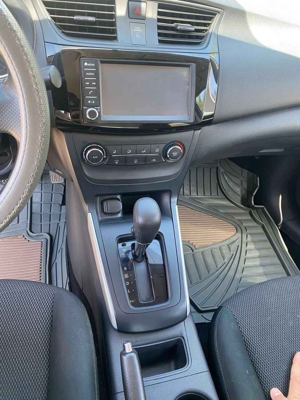 السلام عليكم نيسان سنترا
السيارة بسمي 
ماشية ٥٢ الف ميل 
السياره بدون اي نقص 
السياره مكفوله ماعدا شبر ب جامرلغ مرجع بارد ومصبوغ ع كده مثل ما موضح بالصور غيرها السياره مكفوله 
السعر 116وبيها مجال مكاني بعقوبه
 ***********
