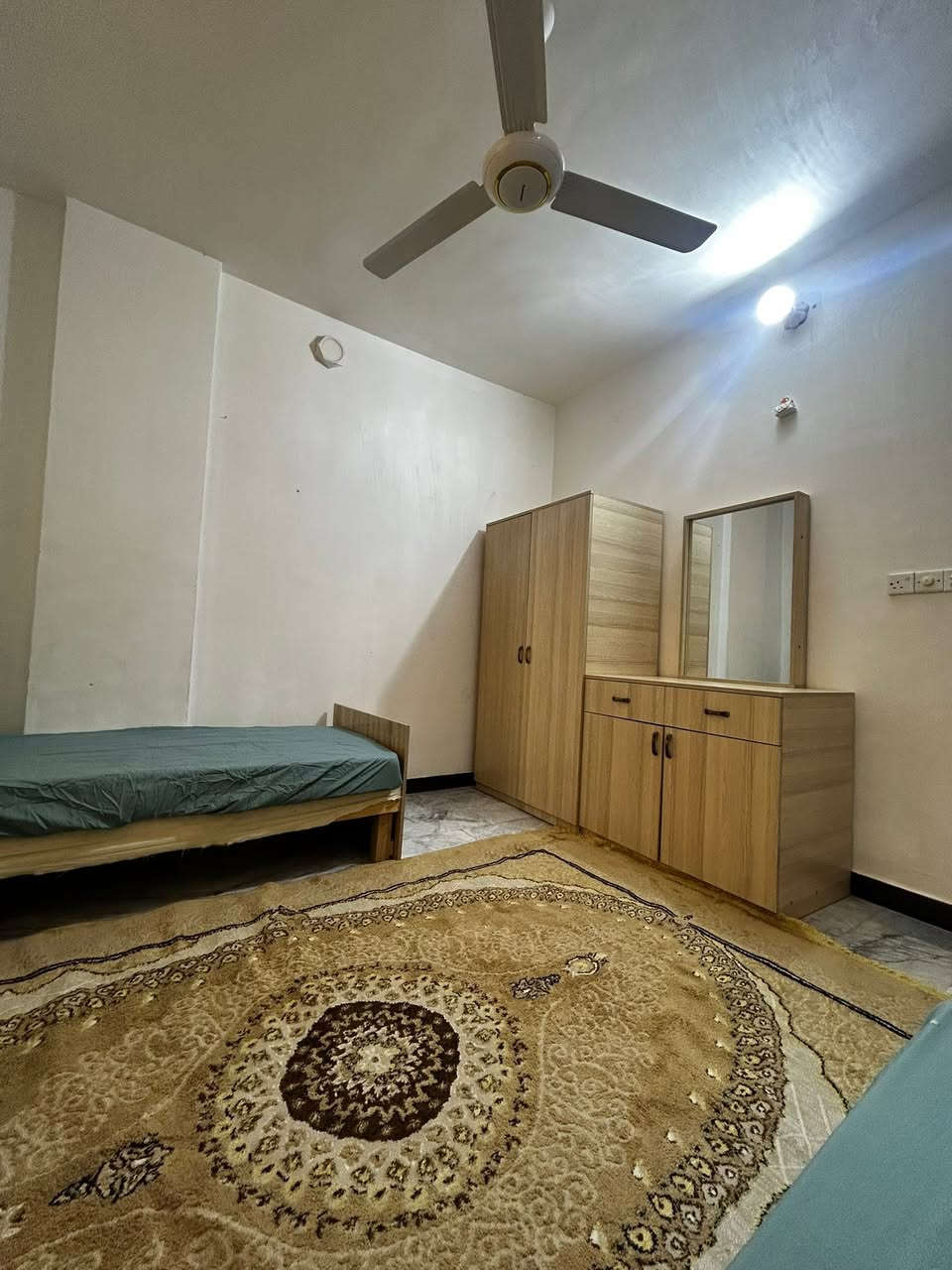 شقه موثثى للايجار
📍شارع البوبيات مقابيل عامود 23 على الشارع العام

قرب الروضتين والامام 

تحتوي على غرفتين نوم وصاله واستقبال ومطبخ وصحيات 

مع كامل الخدمات مدفوعه 

/الكهرباء والمولد والانتريت 

للاتصال ..***********
