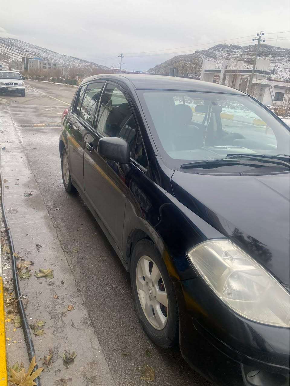 نیسان ڤێرسا ۲٠۱۲
ڤێرسای ئەمریکی مواسەفات فول بەس سلایت نیە 
سەیارەکە بێ مەسرەفە و تەقەو رەقەی نیە 
گێرو مەکینەی بەشەرتە 
۲ پارچەی بۆیاخ هەیە بێ سرد و چاڵ و قوپ
سەنەوی هەتا 2028 نوێیە
سەیارەکە بەس ماشااللەی دەوێت هەتا بڵێی خاوێنە ماڵی دۆستە سعری 96 گەڵا و محامەلە شوێن ڕانیە *********** رانية, السليمانية
