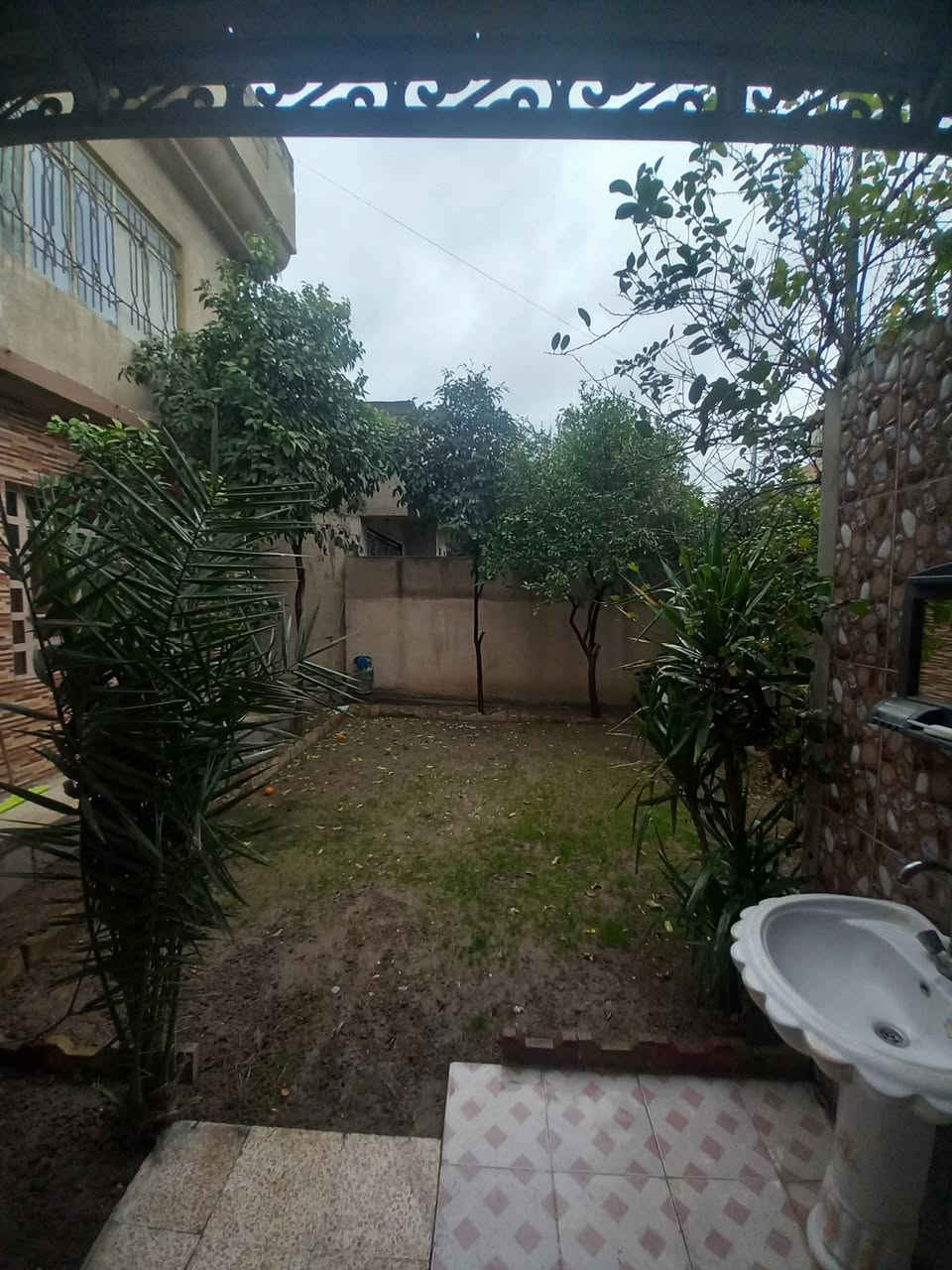 السلام عليكم دار للبيع في حي الوحدة قرب مجسر الميثاق وجامع المحسن مساحة الدار ٢٣٤متر يتكون الدار الطابق الاول استقبال ومطبخ وهول وغرفتين نوم وصحيات 
الطابق الثاني اربع غرف نوم وصحيات وبلكونة قريب من كل وسائل النقل والخدمات من اسواق ومولات البيت محدث سنة ٢٠١٩  للاستفسار الاتصال 
***********
او مراسلة الصفحة
