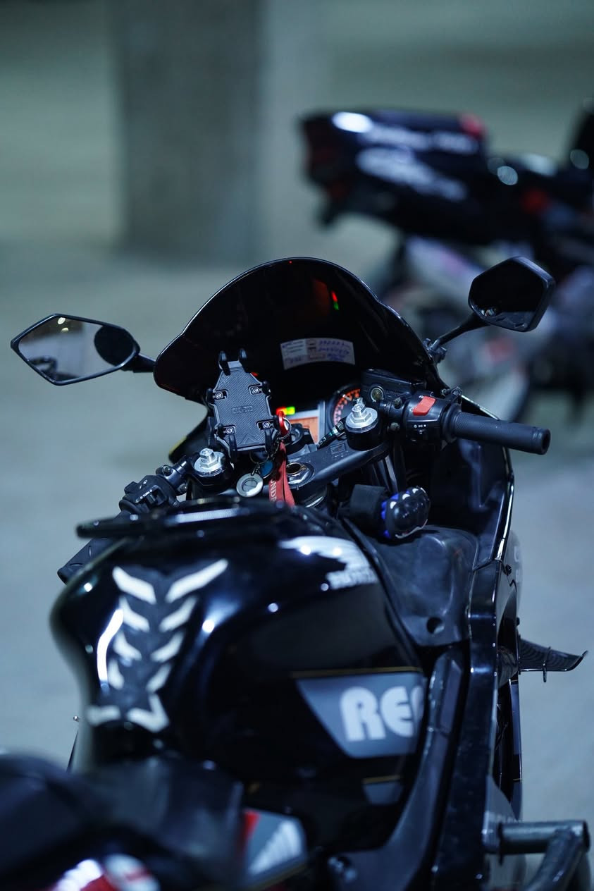 سلام عليكم رمضان 🌙 مبارك عليكم 
نوعيه/ افوراي f4i
موديل/2004
الموقع/موصل رشيدية
بدون اوراق الدراجه معروفه ما يحتاج
كفالة عامه 🏍️ من تايه على تايه 
مكينه وا كير شرط خير من الله 
الدراجه كدام عينك 
تجي اتشوفها يدا اكو اختلاف بل كلام تاخذها بلاش 
تيرات جديد
دسكات جديد 
نشرات خفيه تحكم على تلفون 
جامرغ الخلفي (كاربون فايبر ) 
صالنصه(m4)
يدات رياضي (ذهبي)
دهن (MOTUL)🏍️(موتول)
فيت بام جديد (هوندا )
بلكات(ngk)
حماوه (82)
نوزلات انضاف لأن بانزين (محسن )
الدراجه خير من الله و ازيد هم
اقرا المنشور و خابرني و تدلل
الرقم تلفون⬇️
***********
***********
اثنينهم بيهم واتساب
