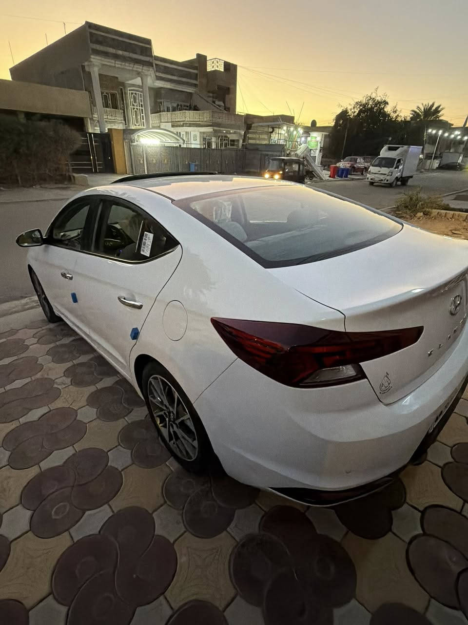 السلام عليكم النترا 2020 خليجي 
السيارة مكفوله من الضربه والصبغ والتبديل والبارد
مكينة 2000 دوش 
فول مواصفات ( بصمة تشغيل ، بصمة ابواب ، فتحة بالقمارة ، شاشة وكاميرا خلفية ، حساس امامي وخلفي ، تحكم ستيرن، اشاير بالمري والمري شفط ، مود درايف ، بصمة صندوق ، تبريد قطعتين ) 
رقم بغداد الجديد هزه او سنويه جديده تحويل مباشر  
مكان السيارة بغداد الكرخ شهداء البياع 
السعر155 ورقة وبيها مجال 
للاستفسار  
***********
***********
