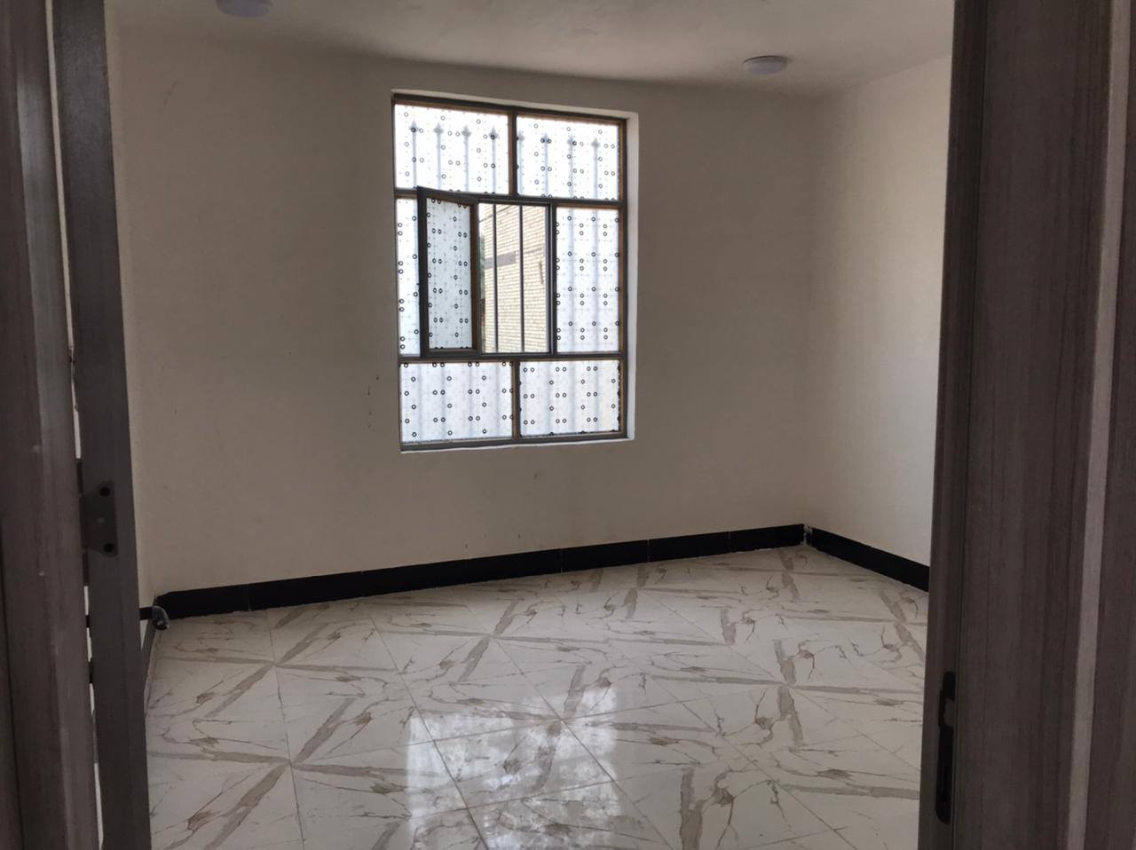 السلام عليكم بيت للبيع مساحه 50متر ابق ونص بناء جديد بحي الكرار من الحولي ابو مهدي الهندس وتدخل عليه ***********
