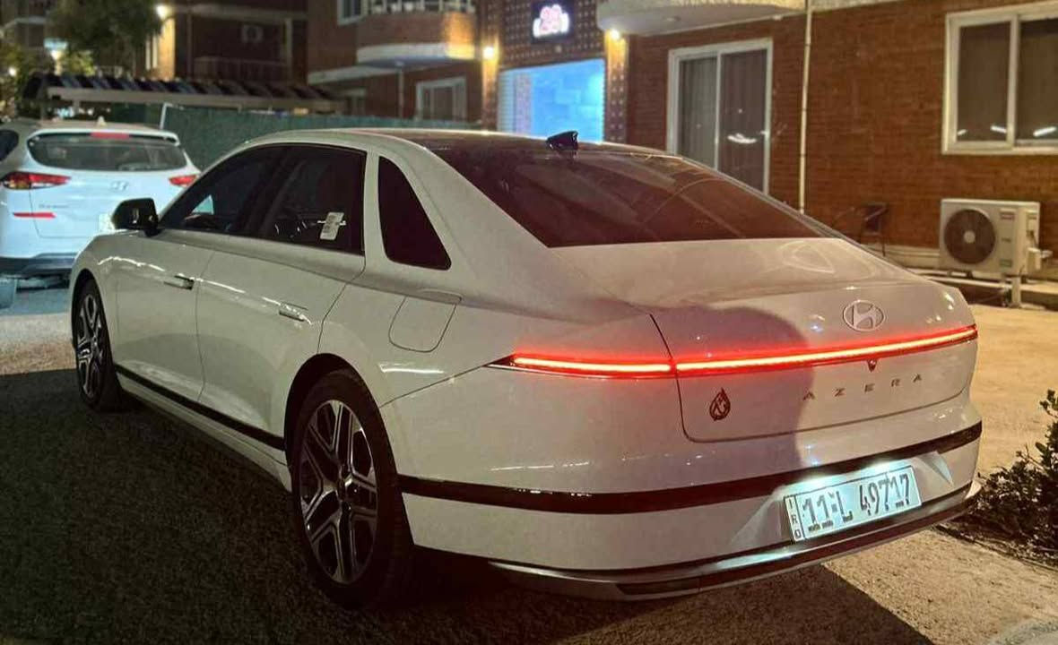 ازيره موديل 2024 خليجي 
مكفوله من الصبغ والبارد ماشيه 20 الف كيلو 
شركه القلم فول موصفات فتحه سقف بصمه تشغيل شاشه متصل صندوك كهرباء جلد كشنات كهرباء كشن حار بارد شفتات استيران توقف ذكية استيران كهرباء شاحن واير ليس لد امامي وخلفي مكينه 3500 6 سلندر تنفس طبيعي 4كامرات رادار امامي وجانبي ونقطه عمياء يدات الخارجيه ترحيب ولمس هواي بيها بعد موصفات 
مكاني بغداد شارع فلسطين
 الرقم ***********
